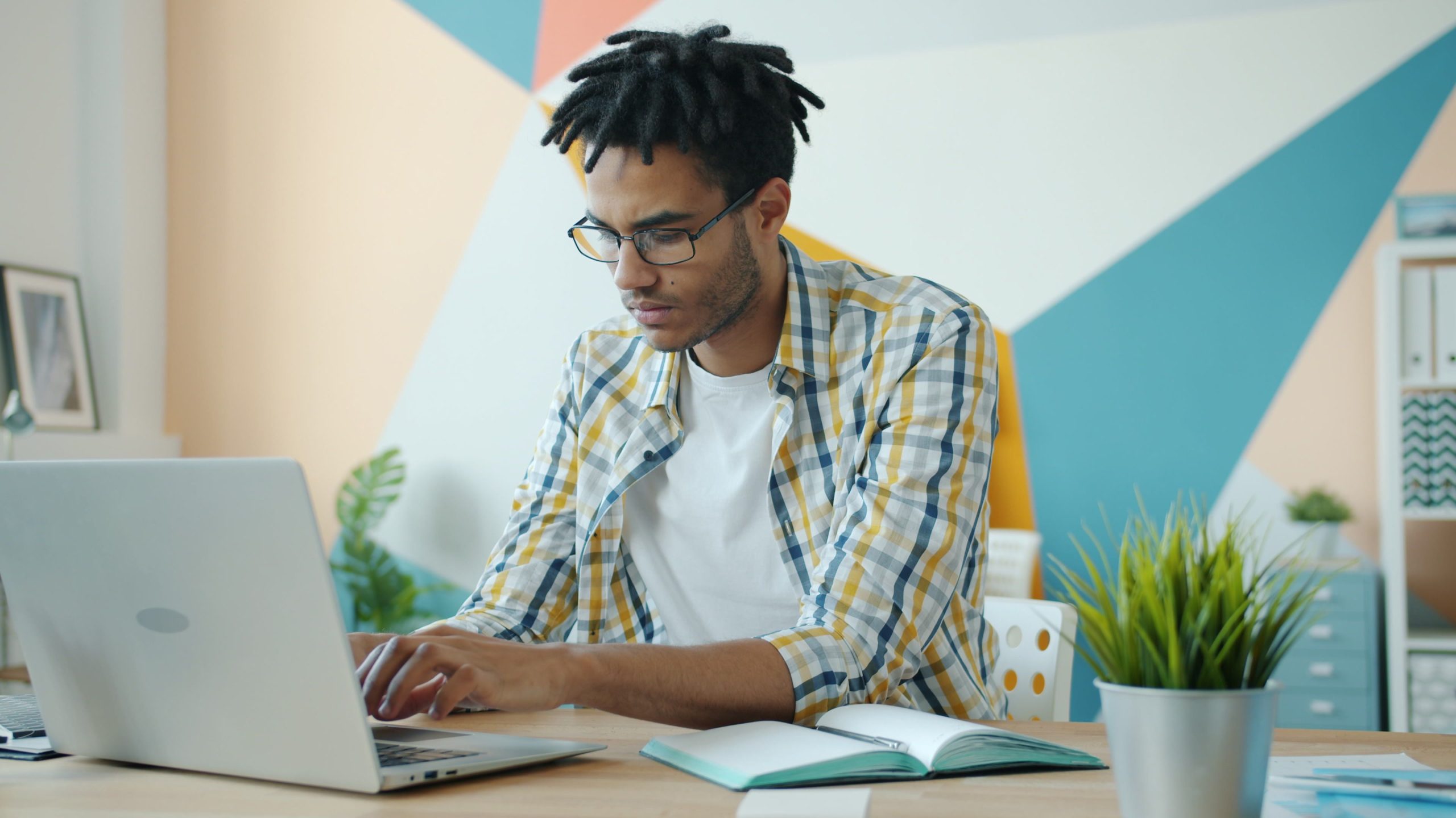 Jeune professionnel travaillant sur ordinateur portable au bureau