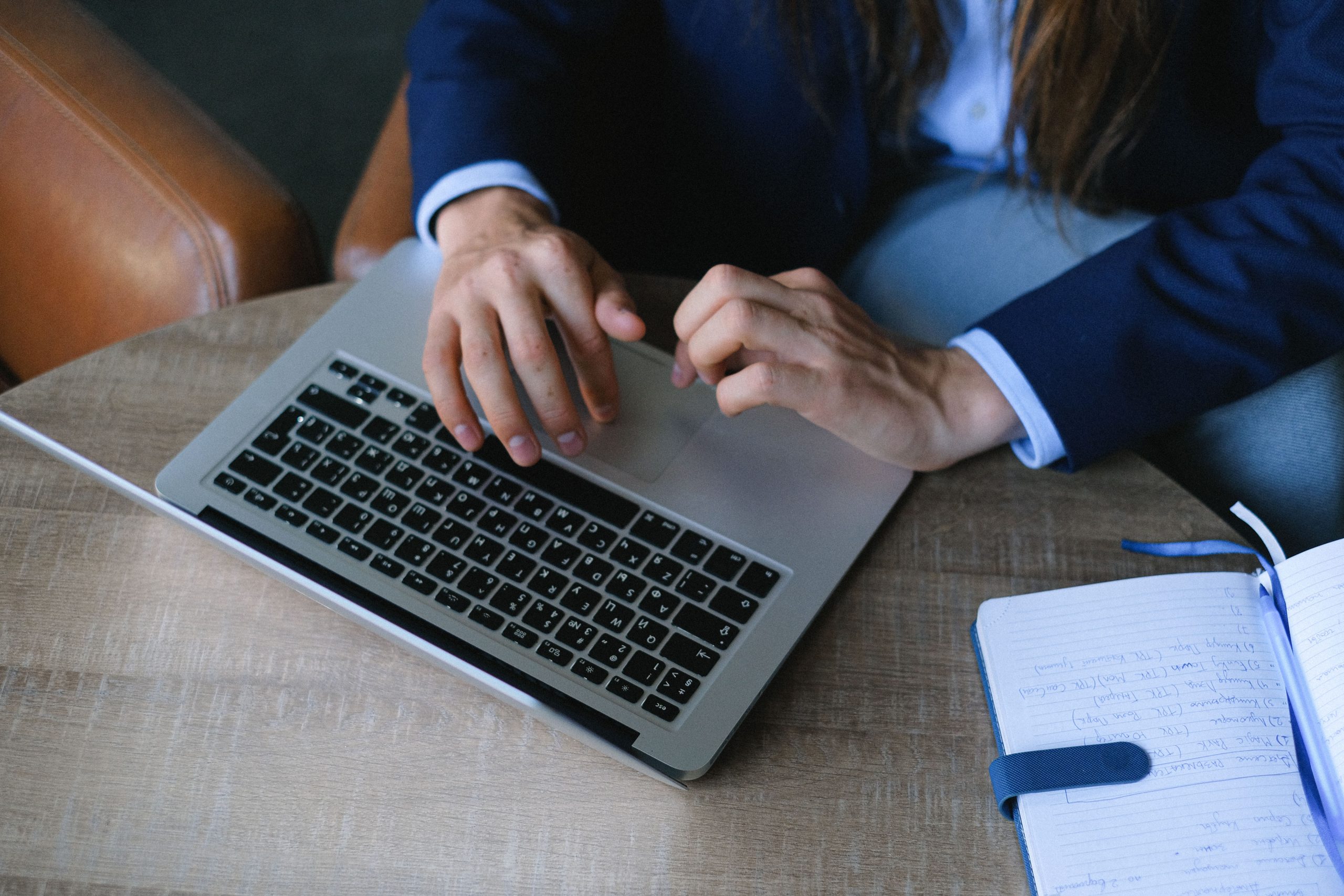 Freelance organisé travaillant depuis son bureau