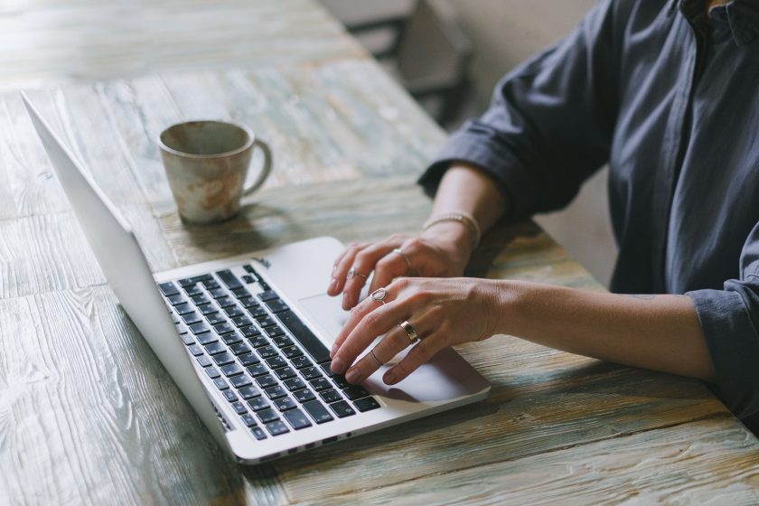 Freelance travaillant sur son ordinateur portable