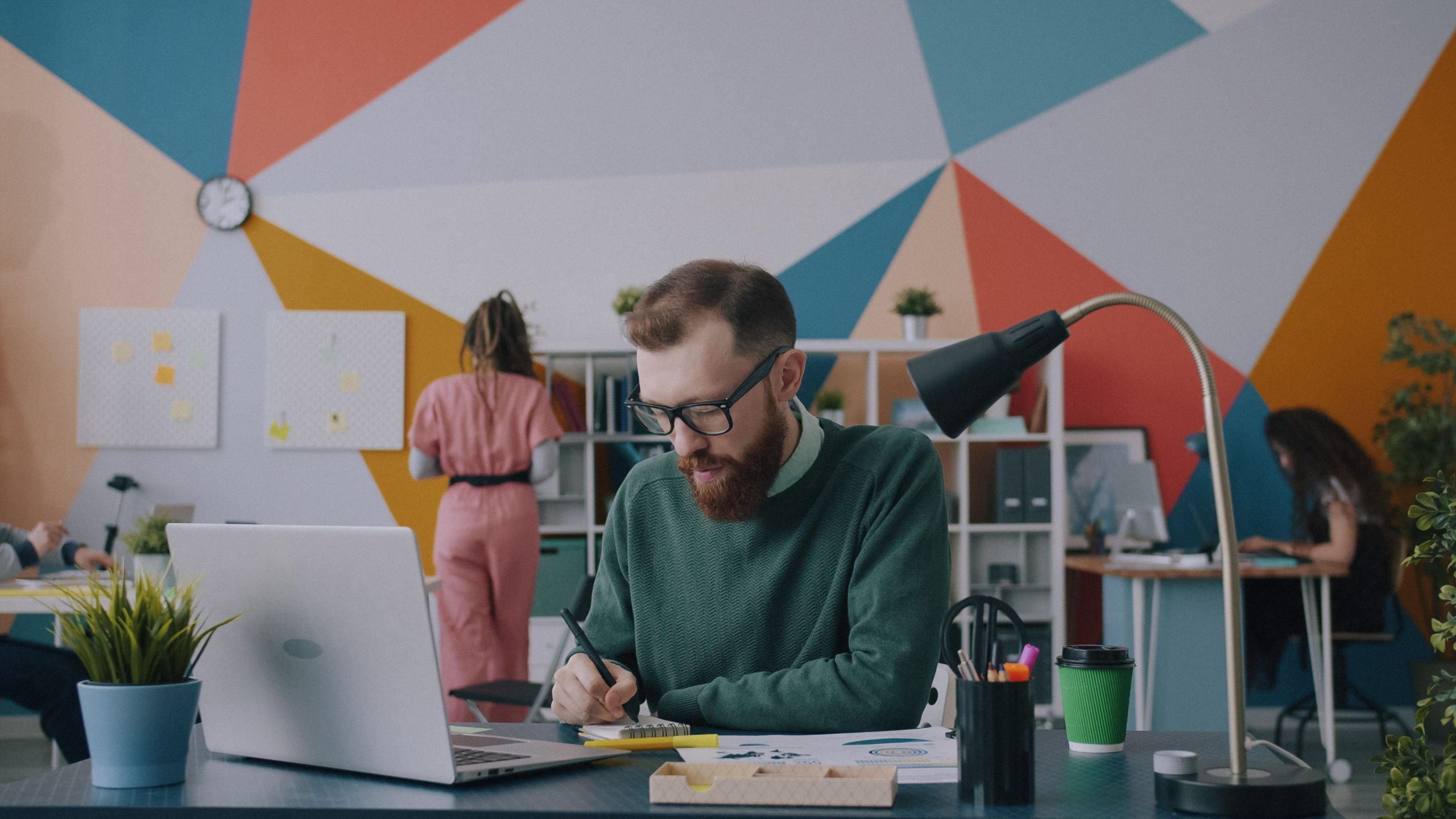 Jeune designer analysant des données sur ordinateur