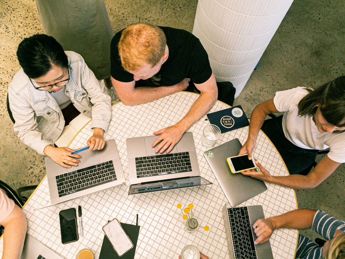 Équipe diversifiée collaborant dans un bureau moderne