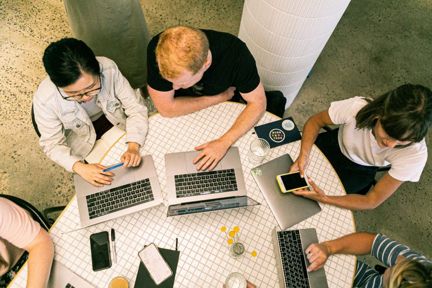 Équipe diversifiée collaborant dans un bureau moderne