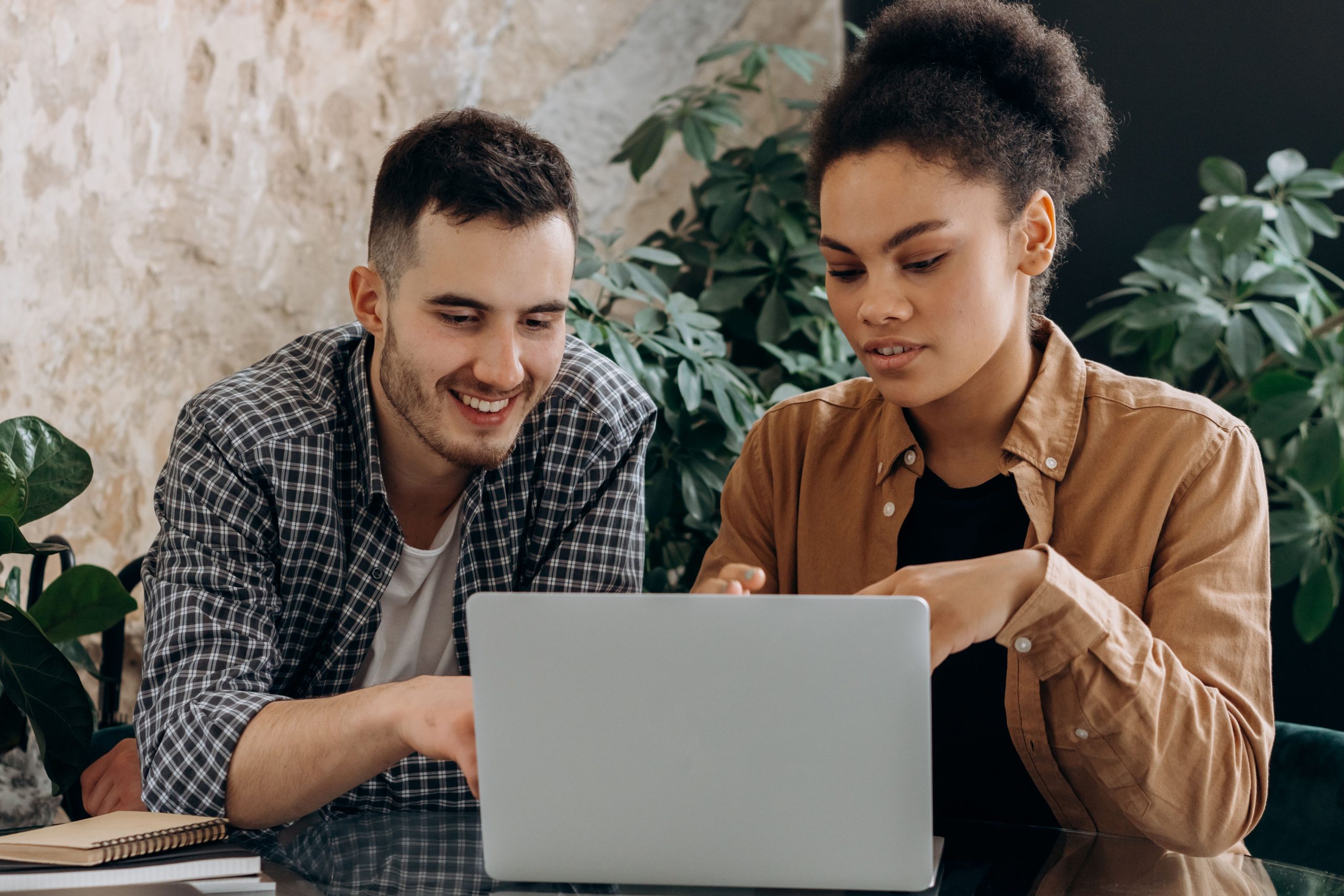 Jeunes professionnels collaborant ensemble sur un ordinateur