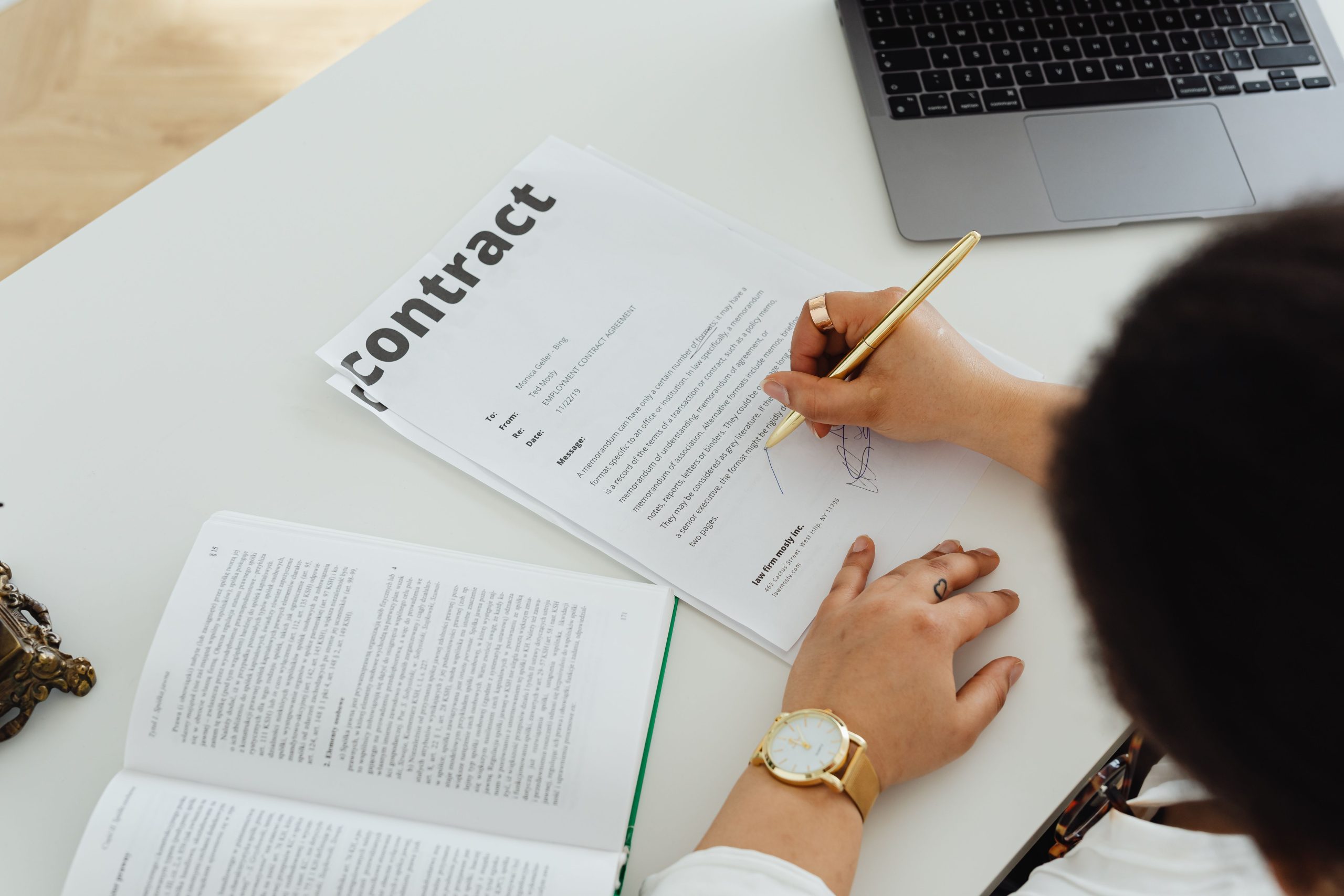 Professionnel signant un contrat commercial au bureau