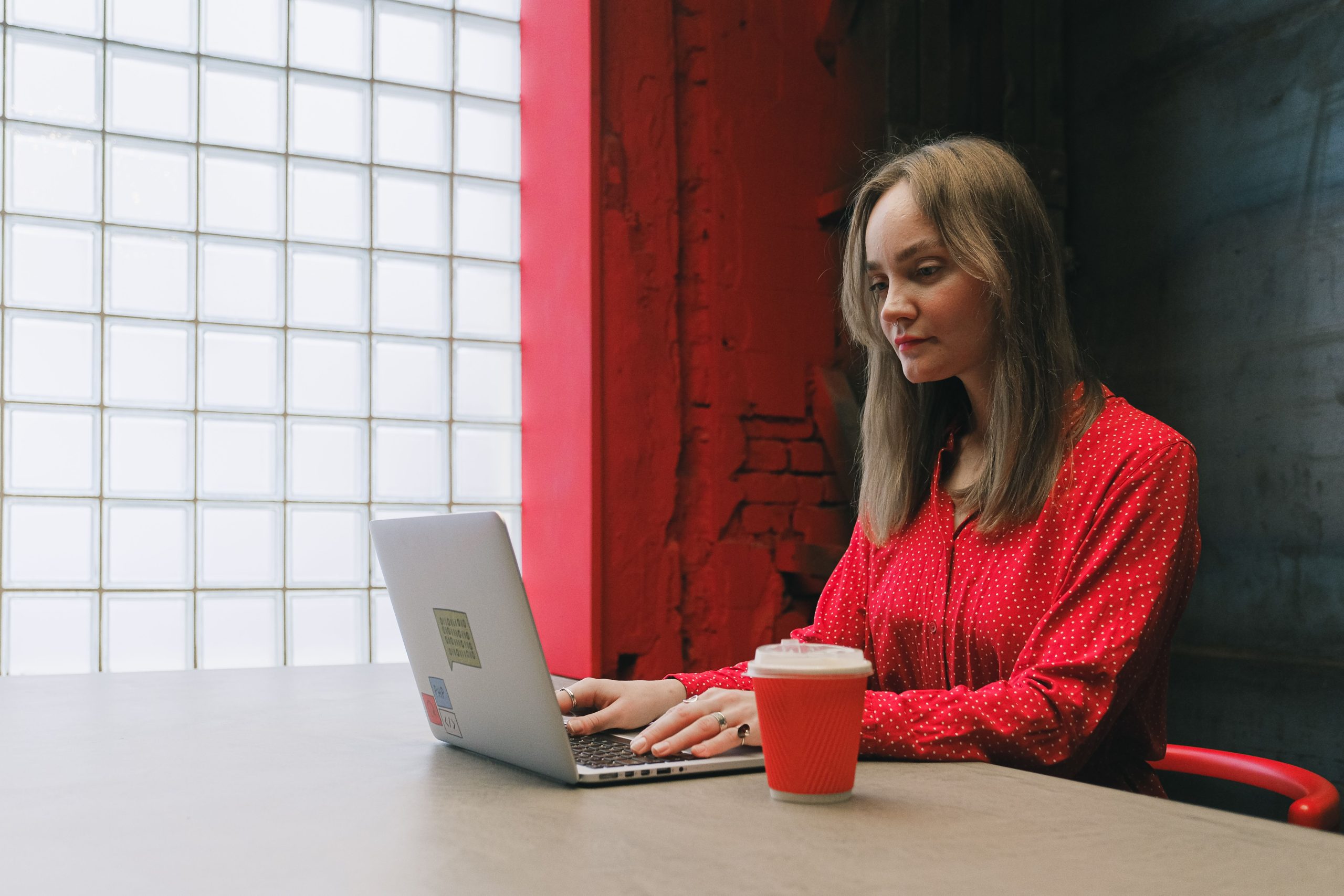 Femme freelance productive à son ordinateur portable