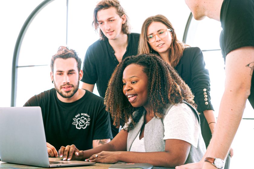 Jeunes professionnels collaborant autour d'un ordinateur portable