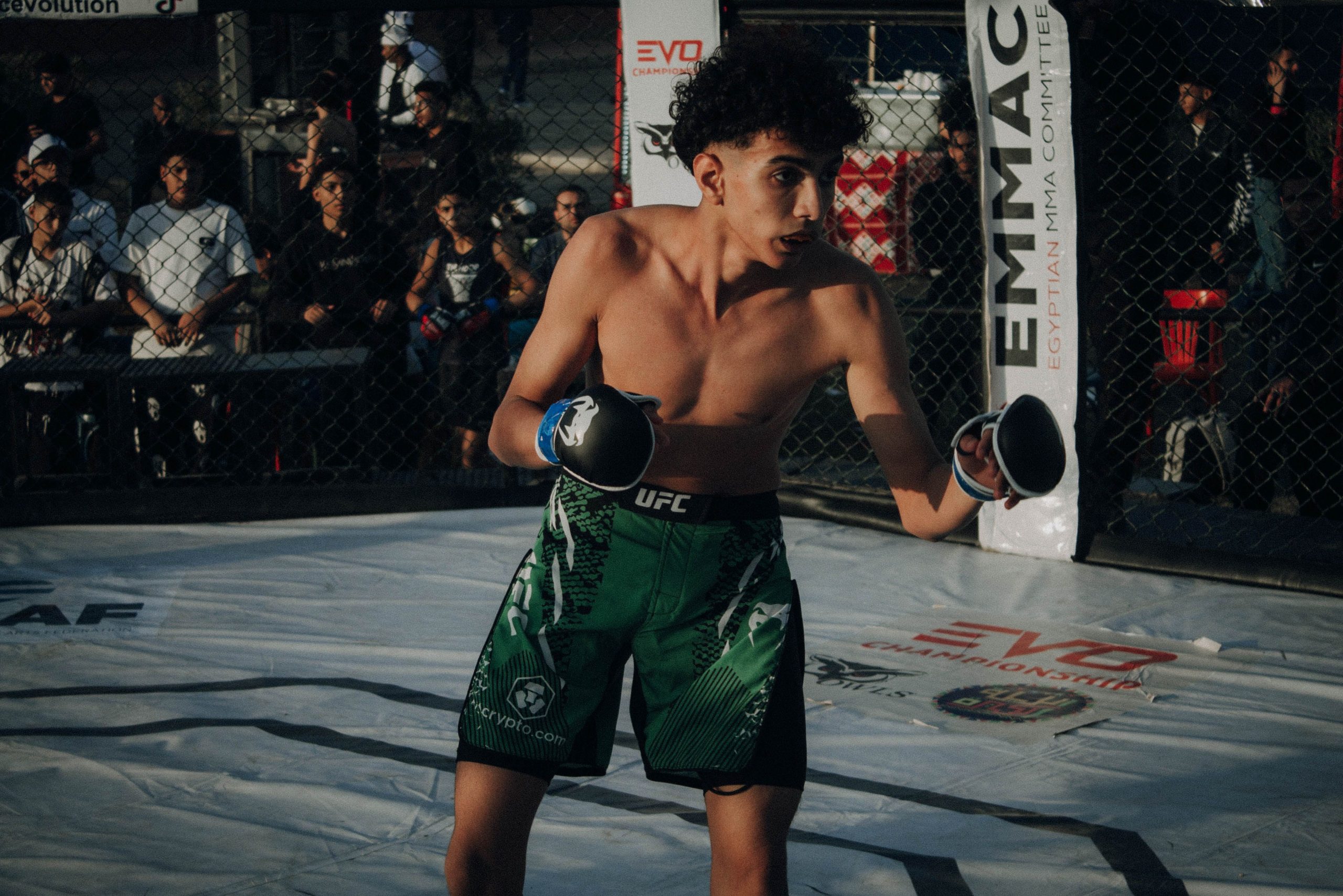 Jeune combattant en action lors d'un combat MMA