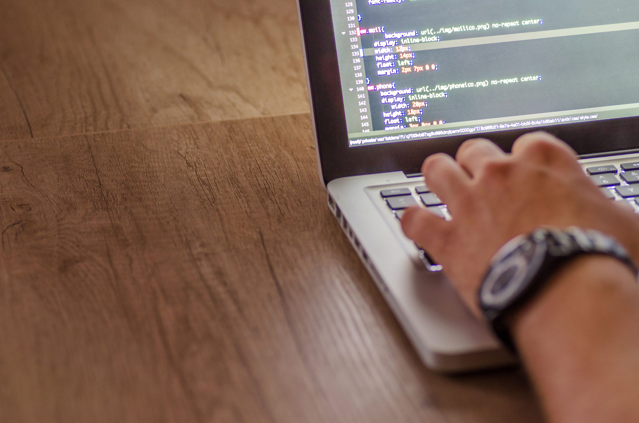 Developpeur web codant sur ordinateur portable