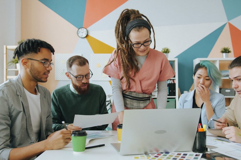 Équipe jeune collaborant autour d'un ordinateur portable