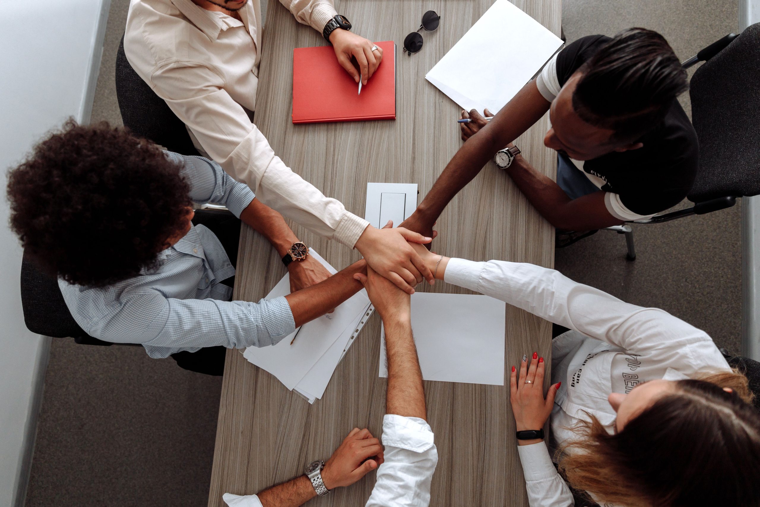 Équipe diverse joignant les mains en signe d'unité
