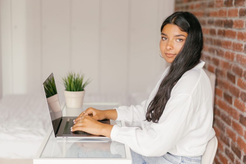 Femme travaillant sur son ordinateur portable au bureau
