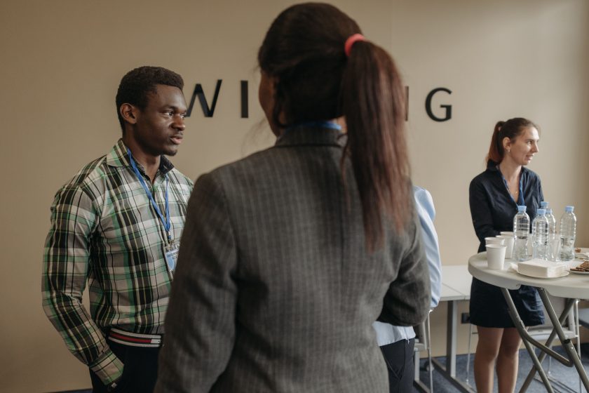 Groupe de professionnels networking en séminaire