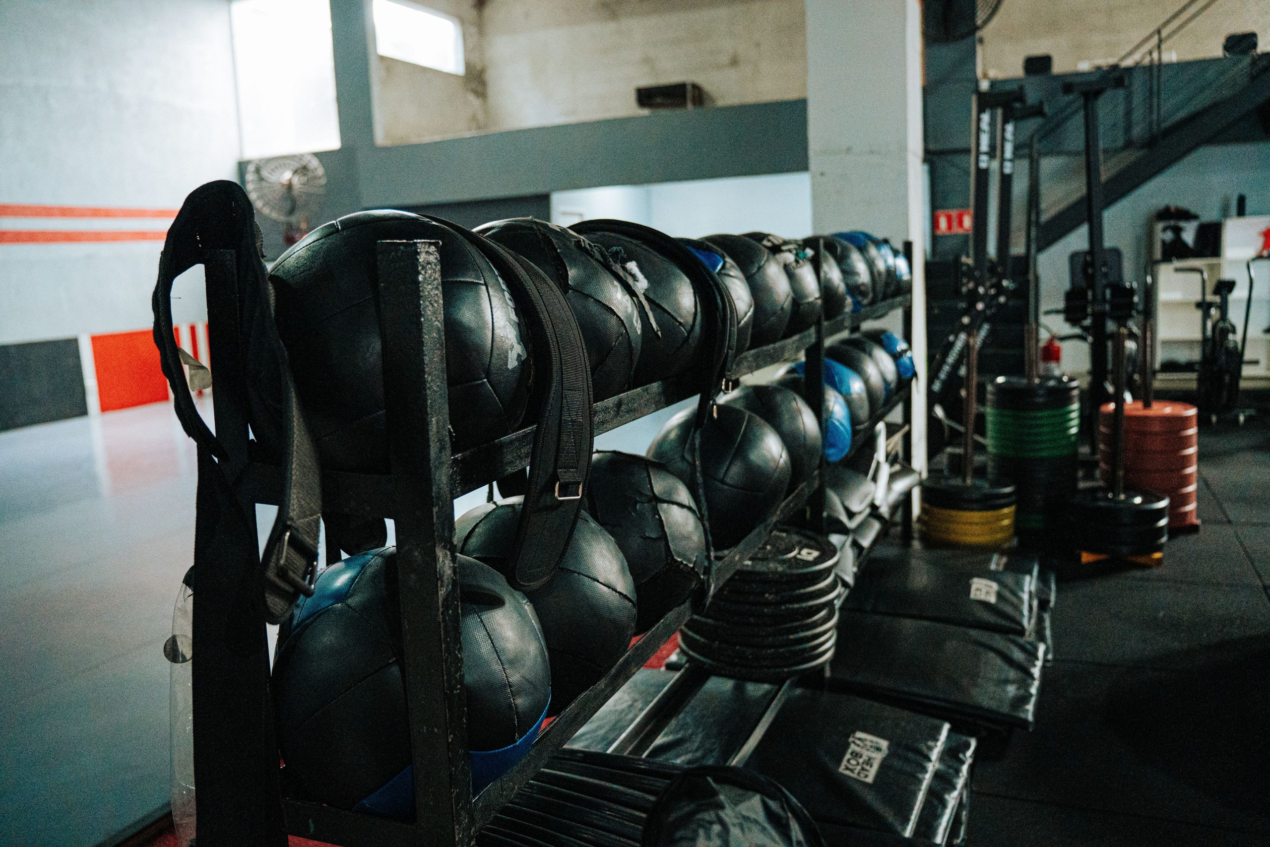 Salle de sport equipee avec halteres et poids