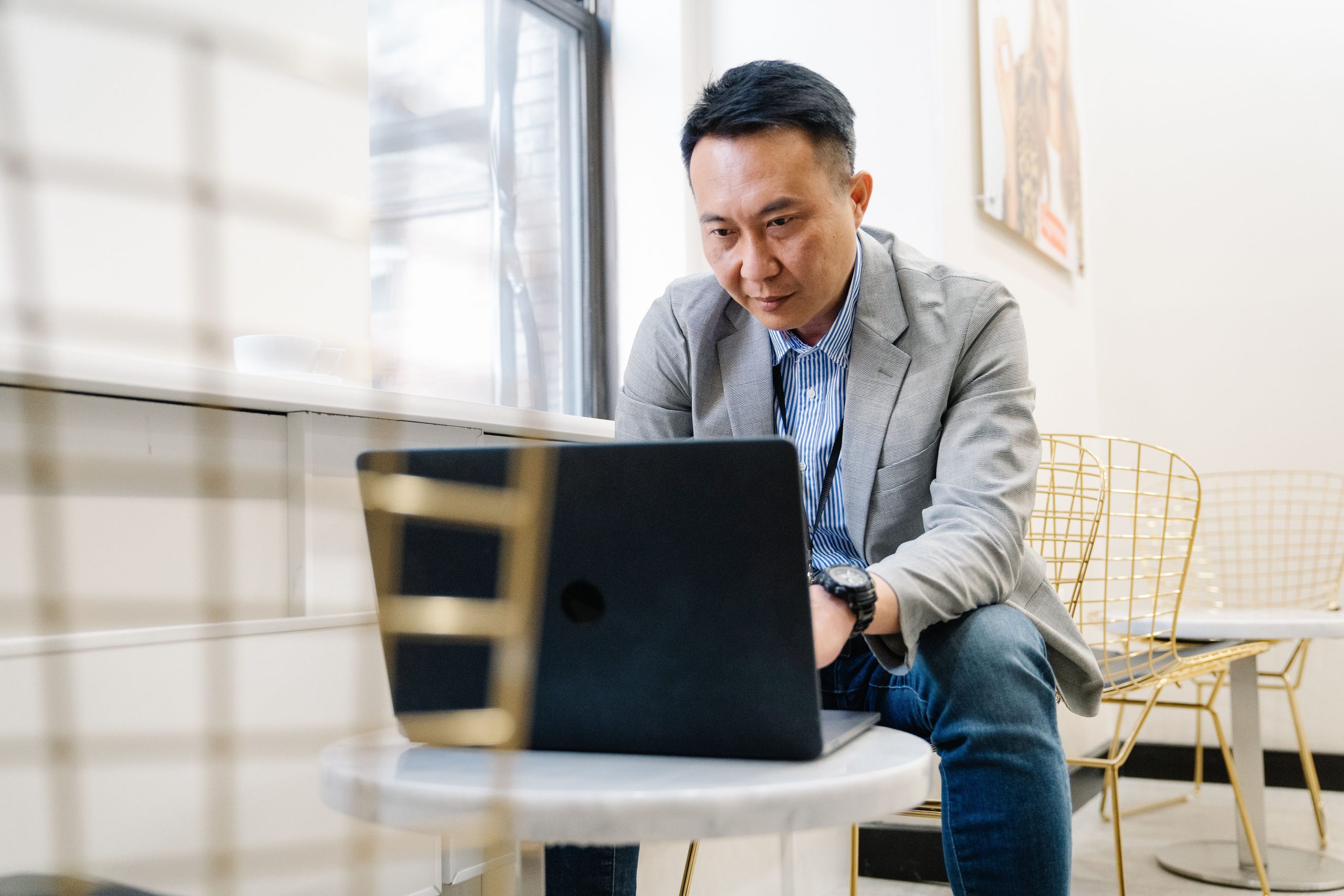 Professionnel travaillant sur ordinateur en bureau moderne