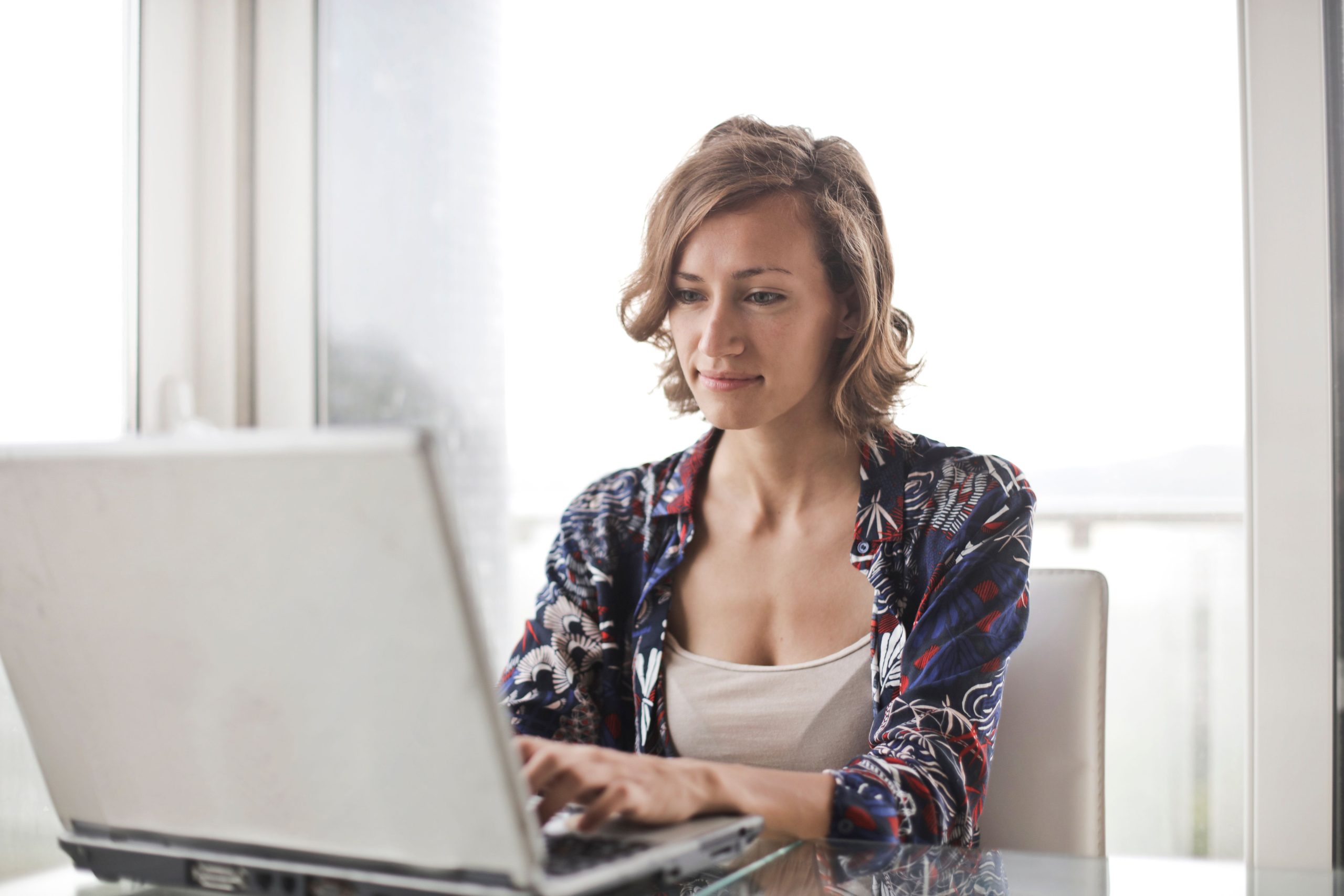 Femme travaillant sur laptop dans un bureau moderne lumineux