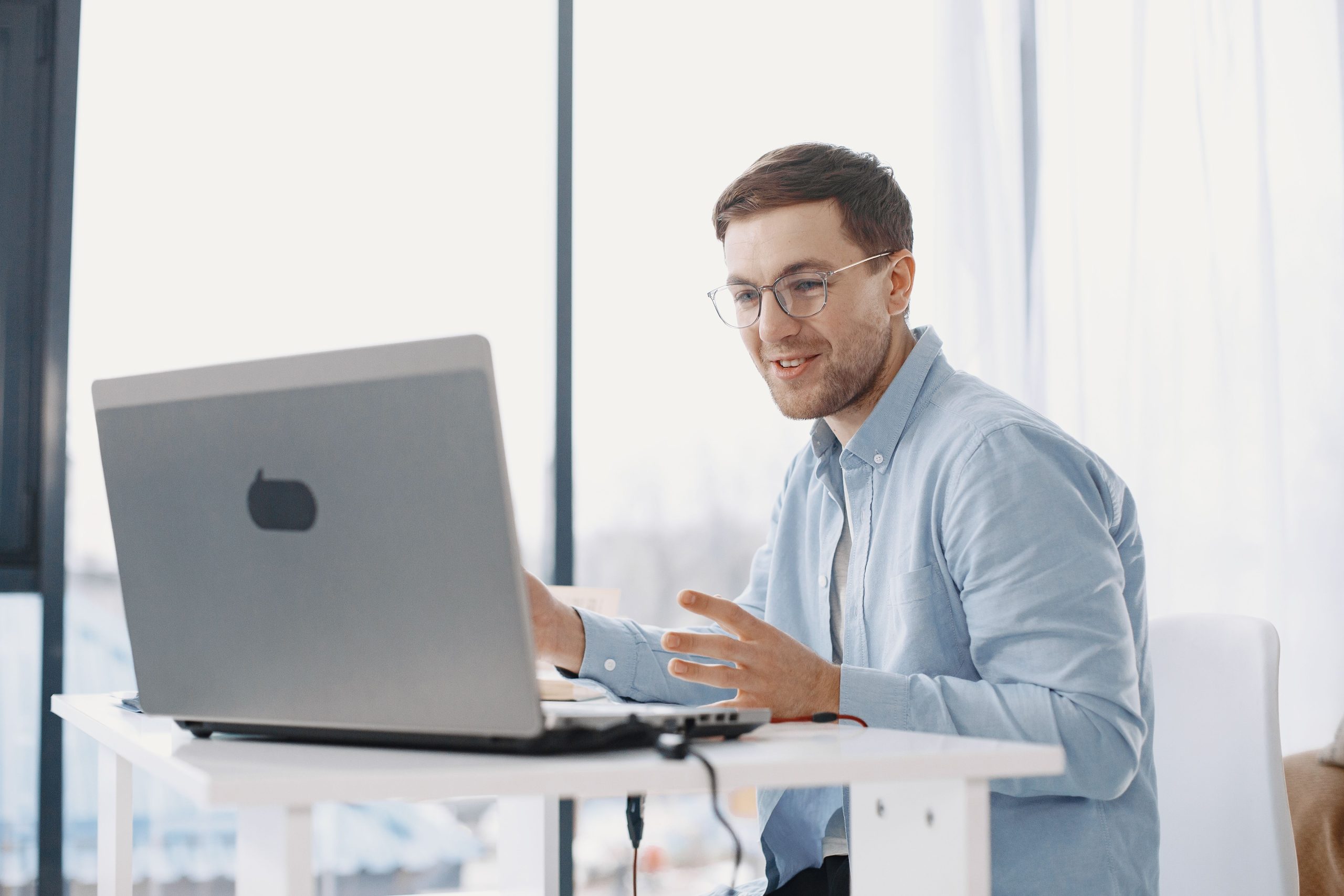 Homme travaillant depuis chez lui sur un ordinateur portable