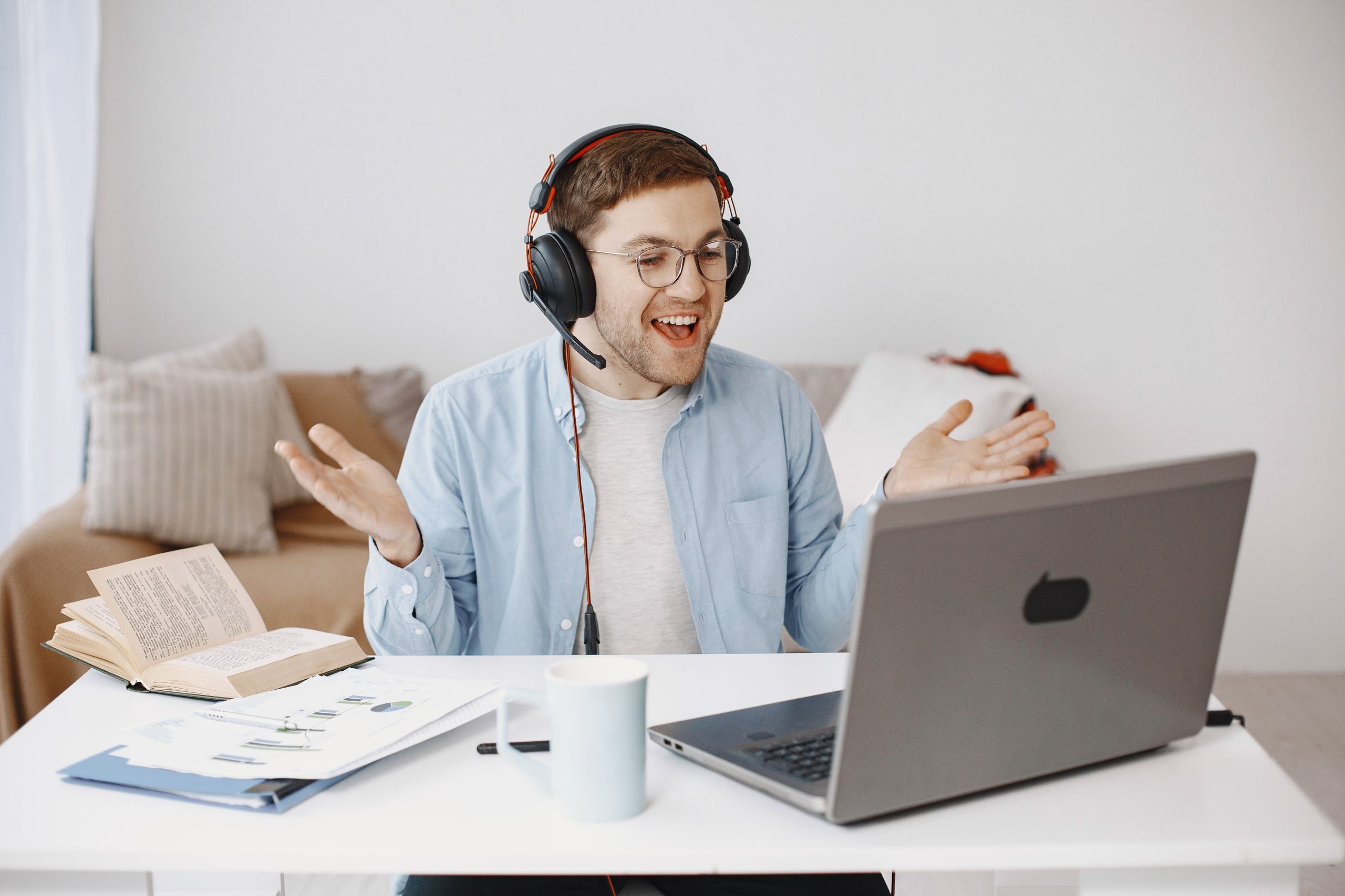 Homme souriant au casque pendant une visioconférence de travail
