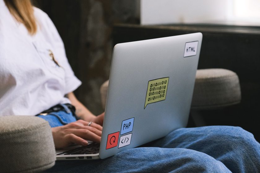 Personne tapant sur laptop avec stickers de code