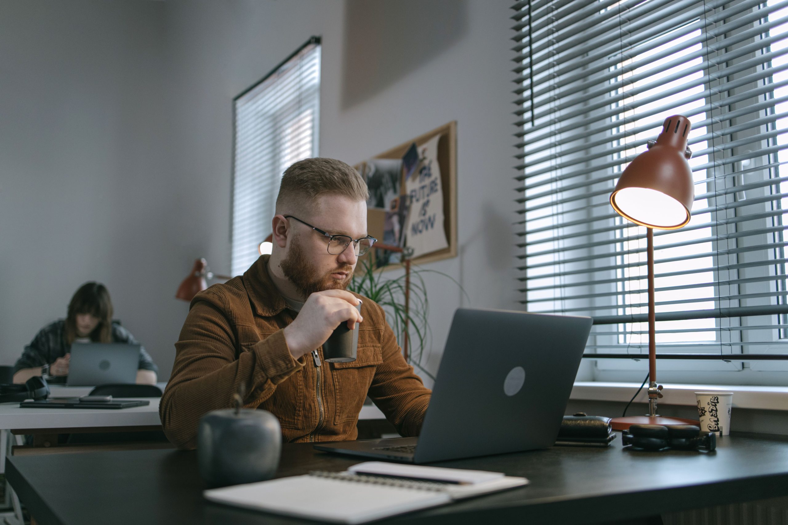 Freelance barbu concentré sur son laptop