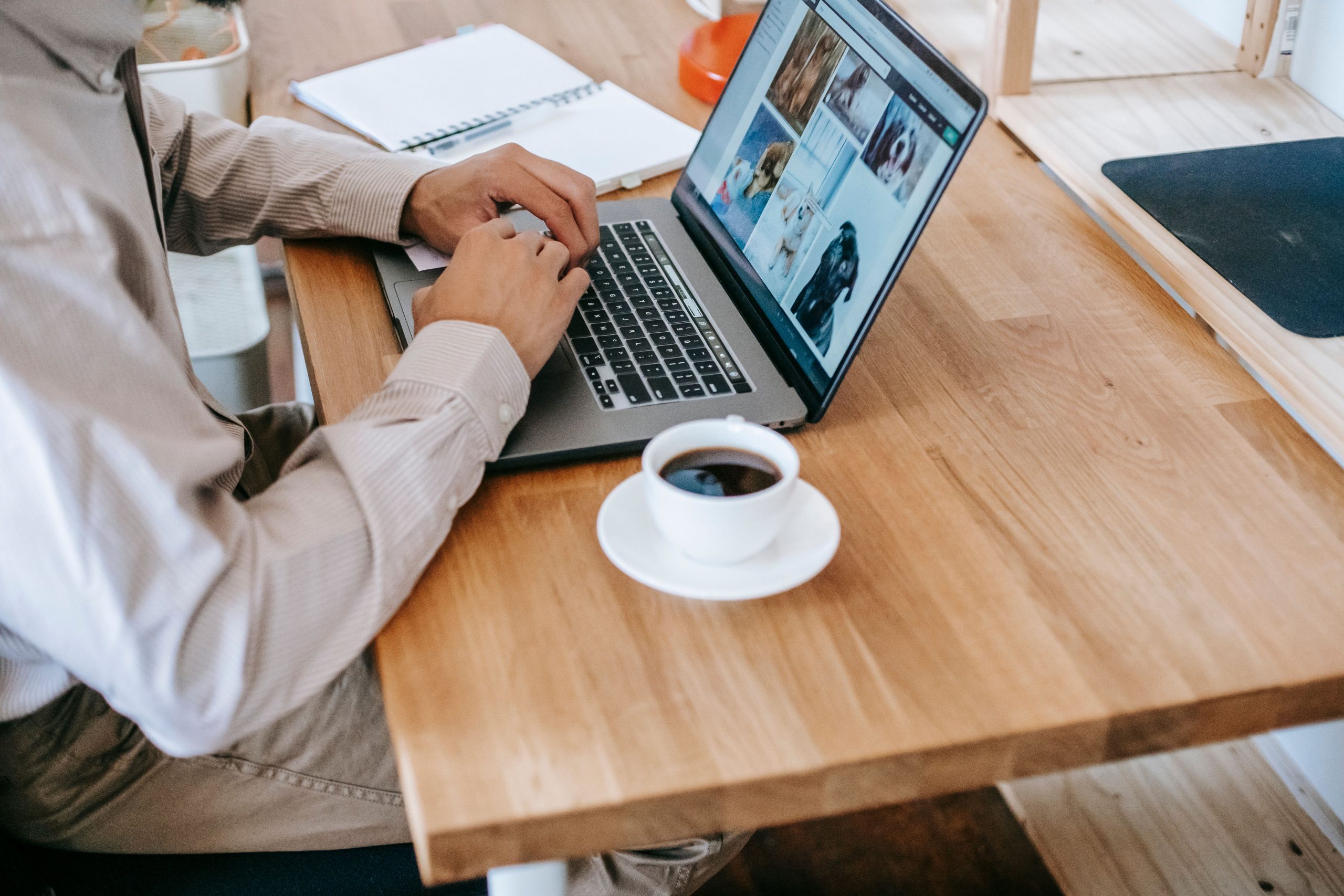 Freelance travaillant à son ordinateur avec café