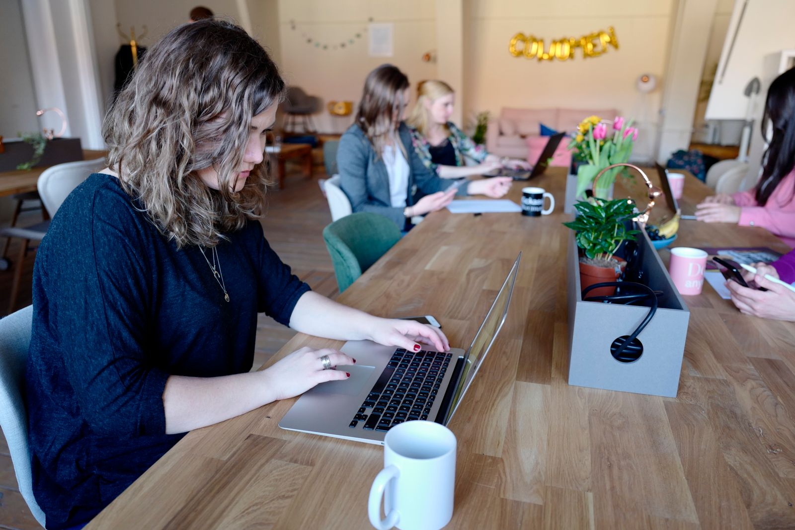 Indépendantes au travail autour d’une grande table partagée