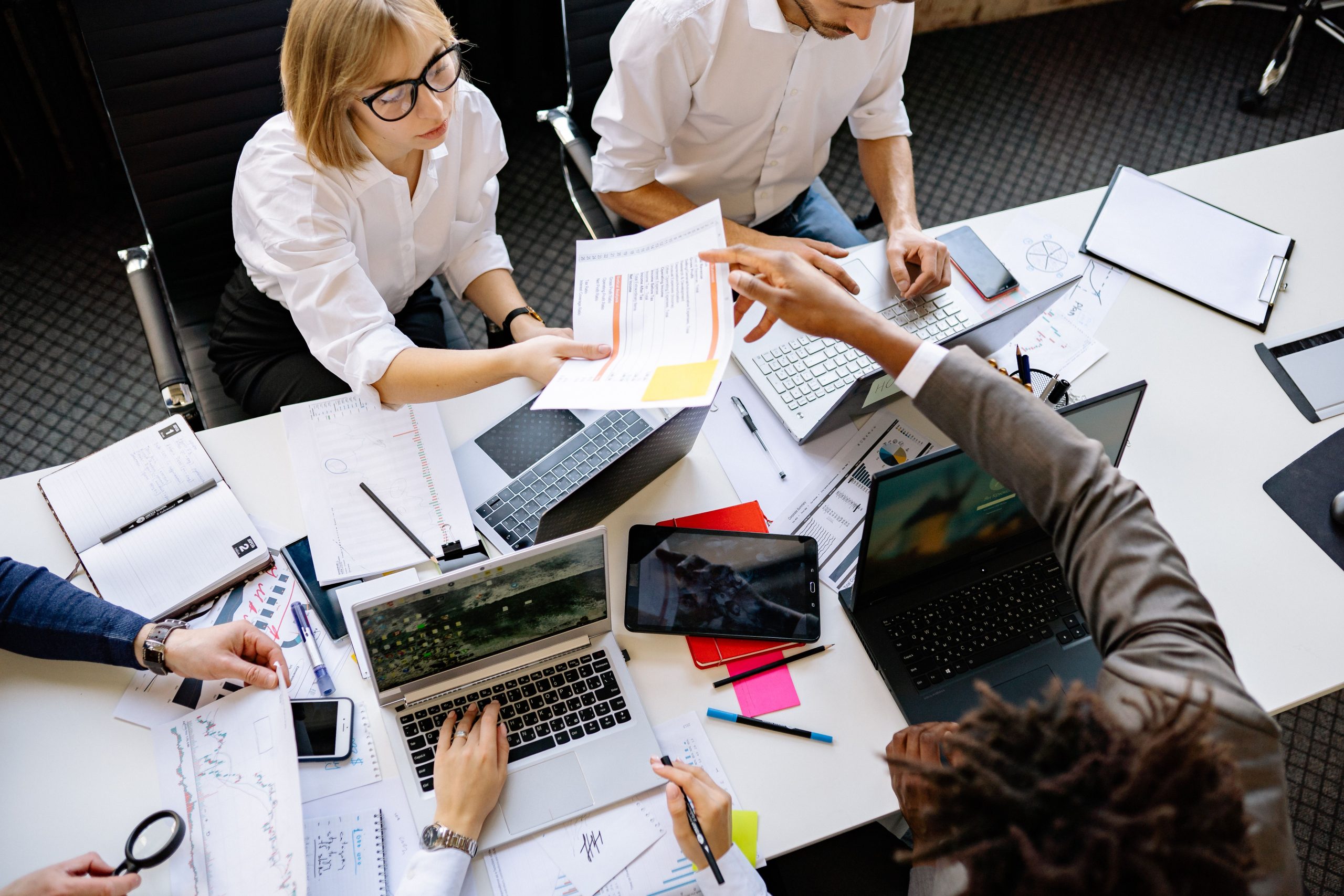 Équipe diverse collaborant dans un bureau moderne