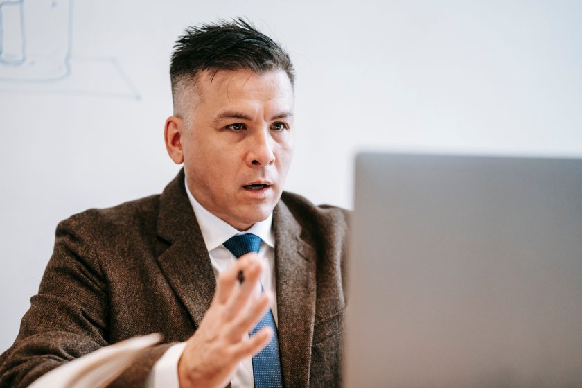Homme d'affaires en réunion vidéo professionnelle