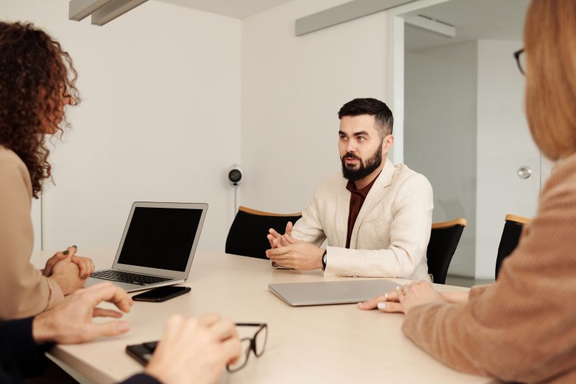 Professionnels en réunion collaborative dans un bureau lumineux