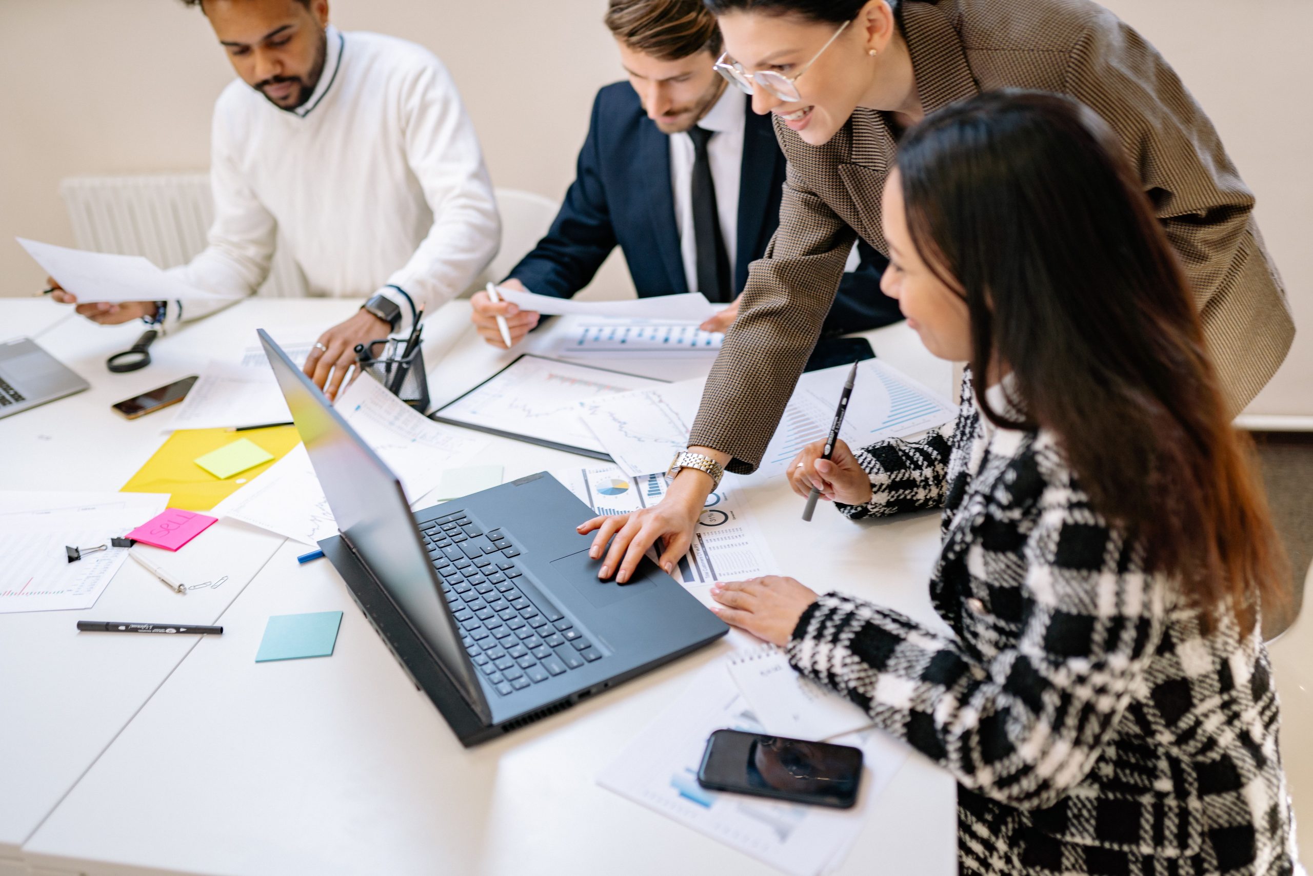 Equipe diverse collaborant sur un projet