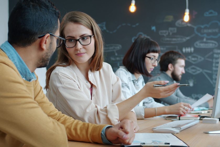 Groupe de freelances collaborant dans un espace créatif