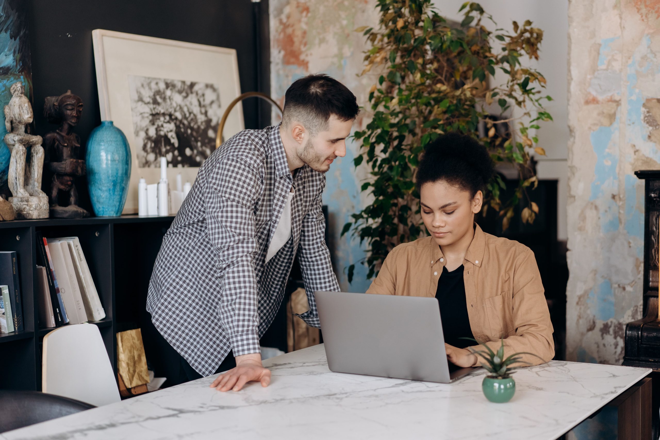 Équipe concentrée travaillant dans un bureau élégant