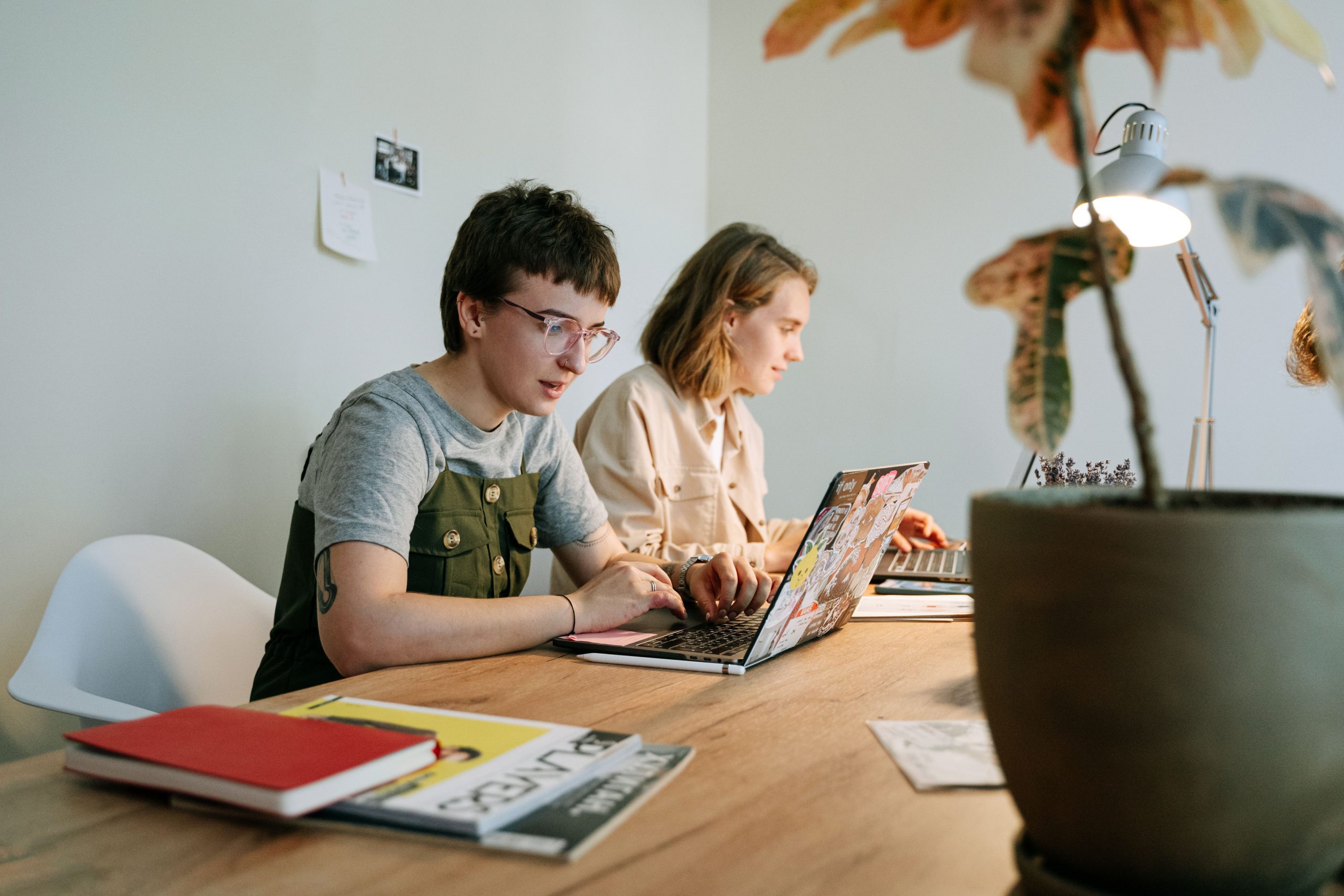 Deux professionnels travaillant ensemble sur leurs ordinateurs
