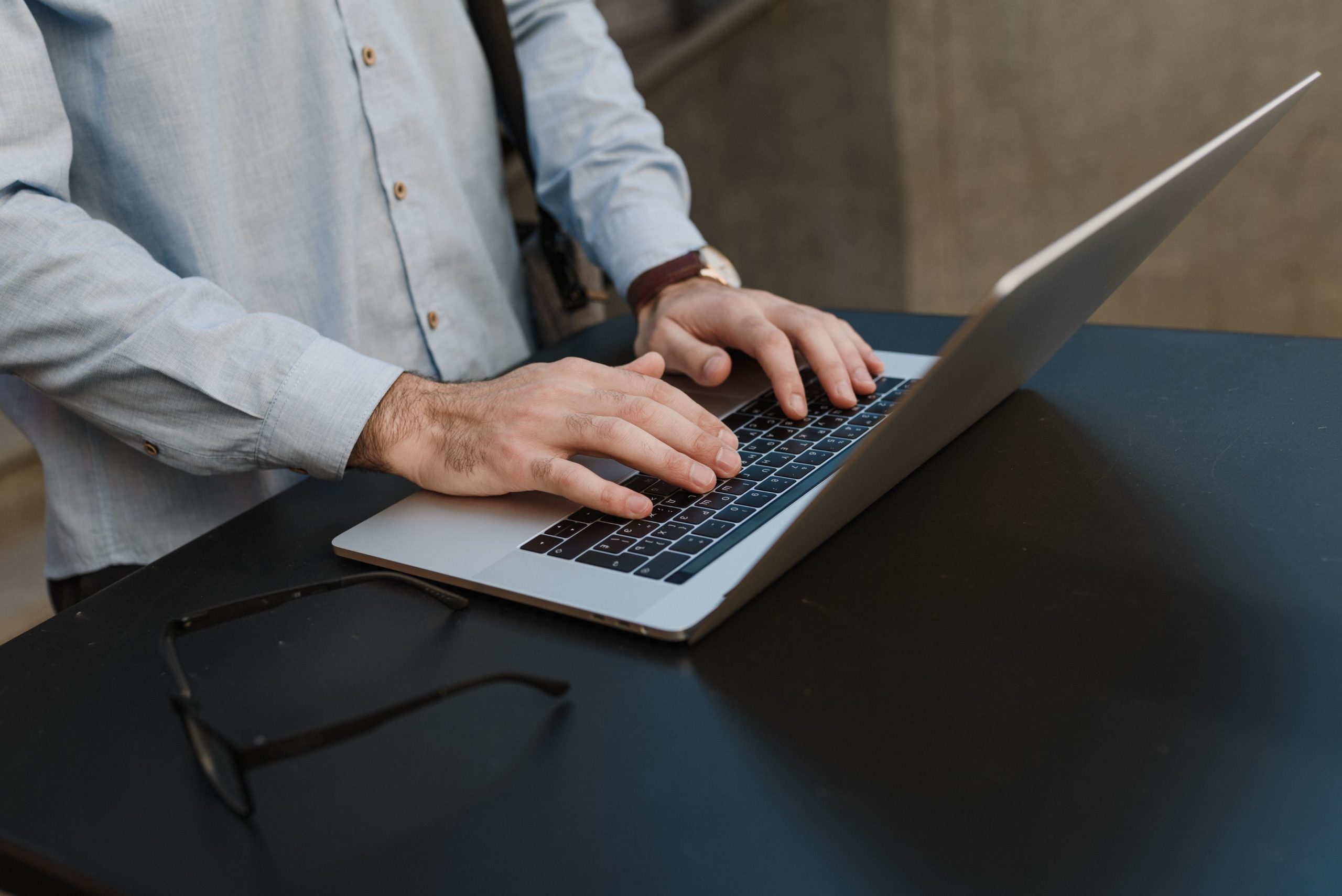 Mains tapant sur clavier d'ordinateur portable