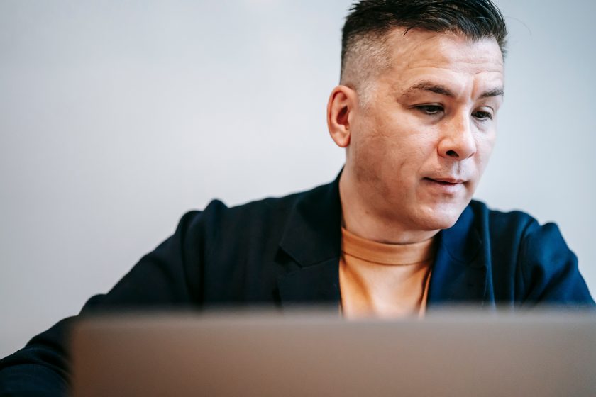Homme concentré travaillant sur un ordinateur portable