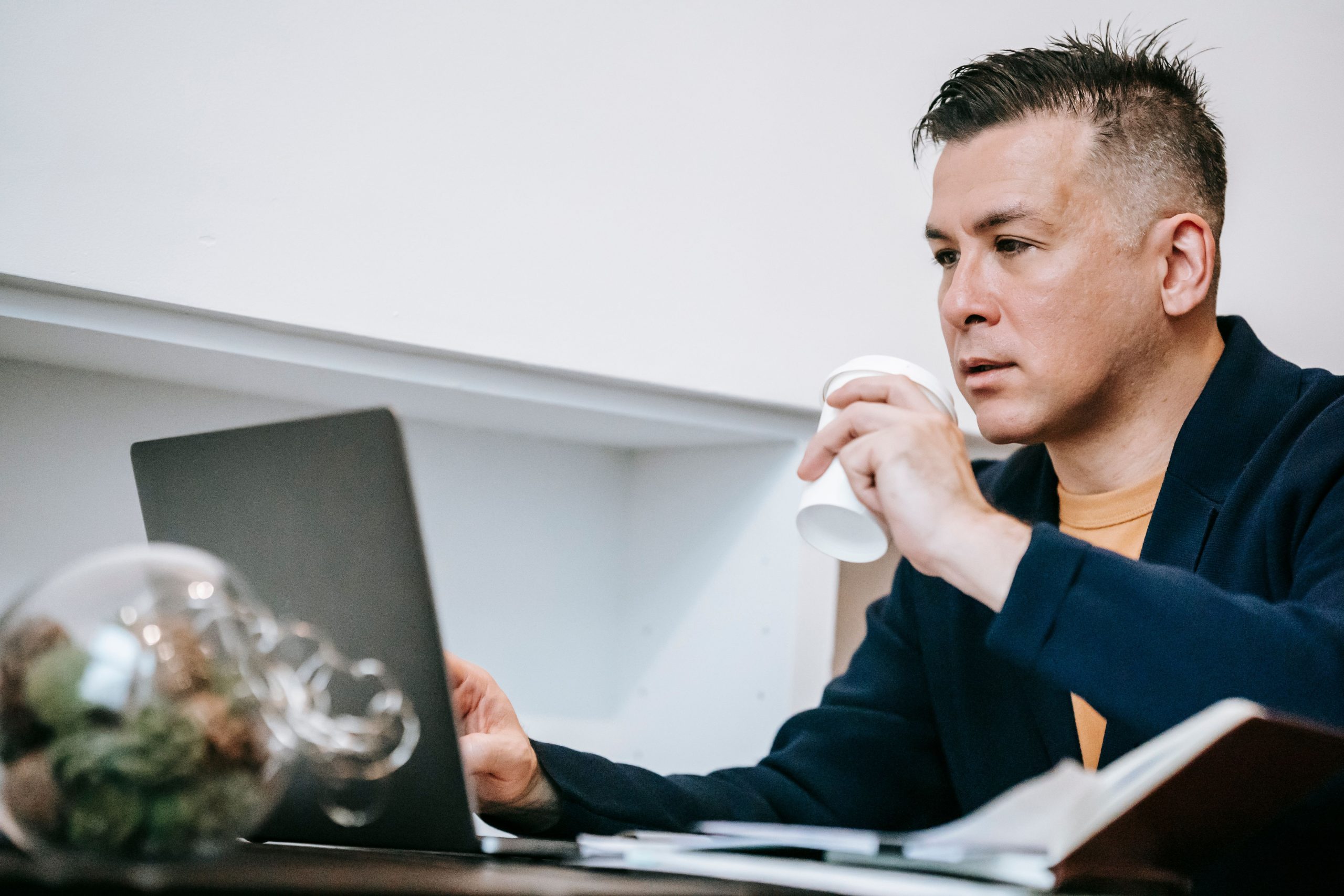Homme buvant un café tout en travaillant