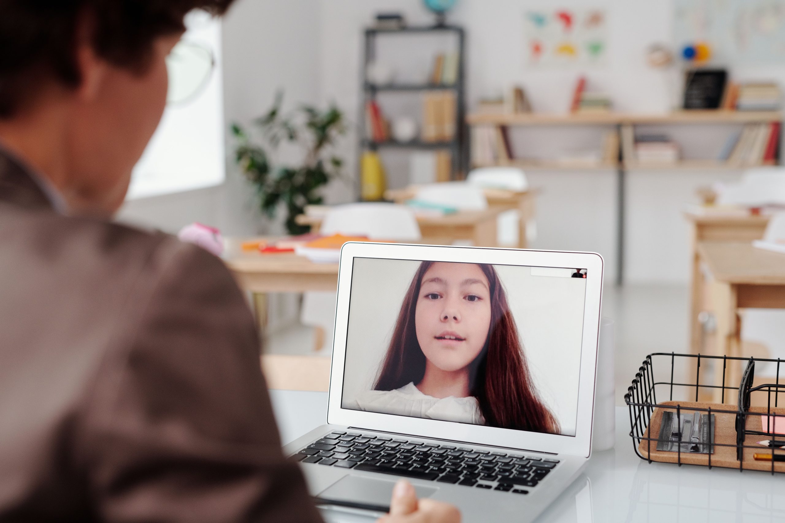 Enseignante utilisant laptop pour cours virtuel