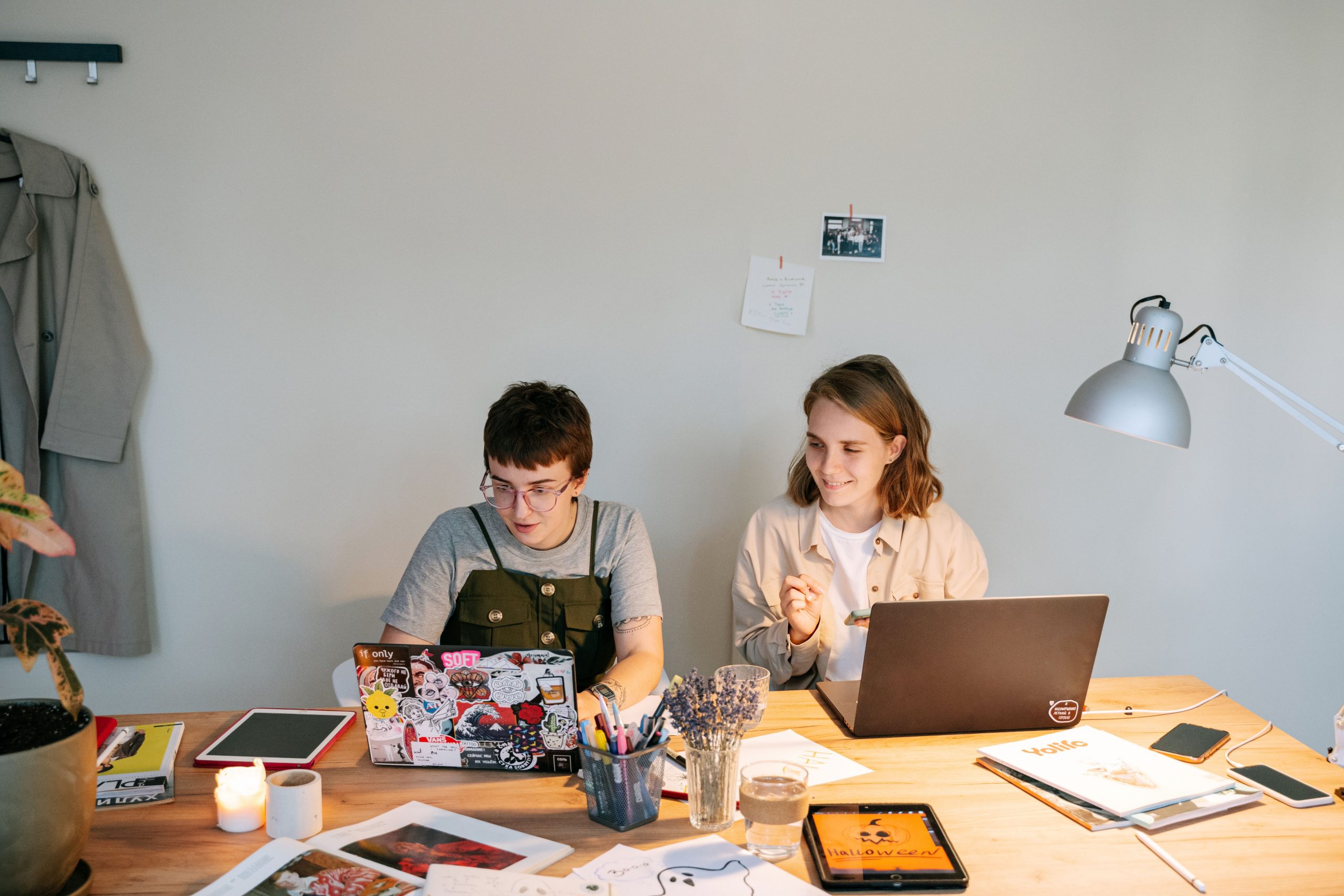 Deux jeunes professionnels collaborant dans un espace de travail