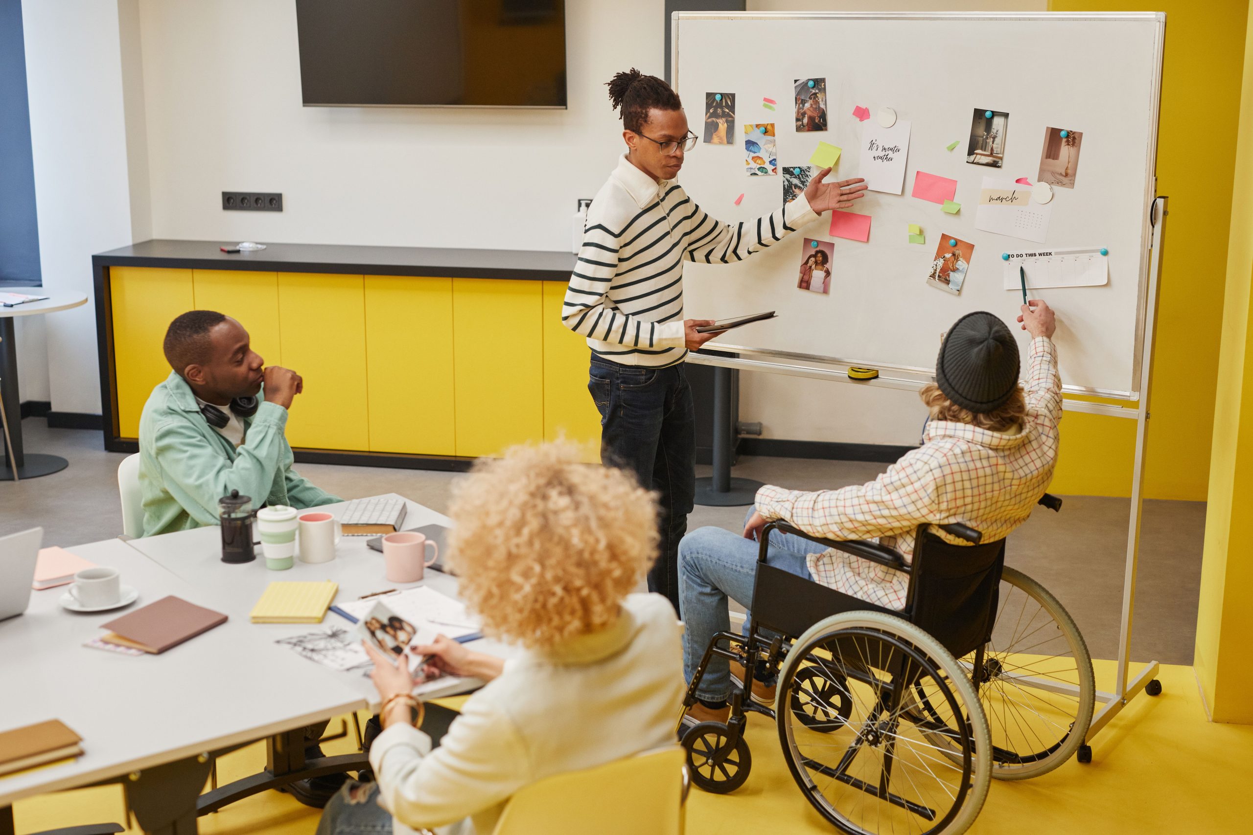 Groupe de professionnels discutant et planifiant ensemble
