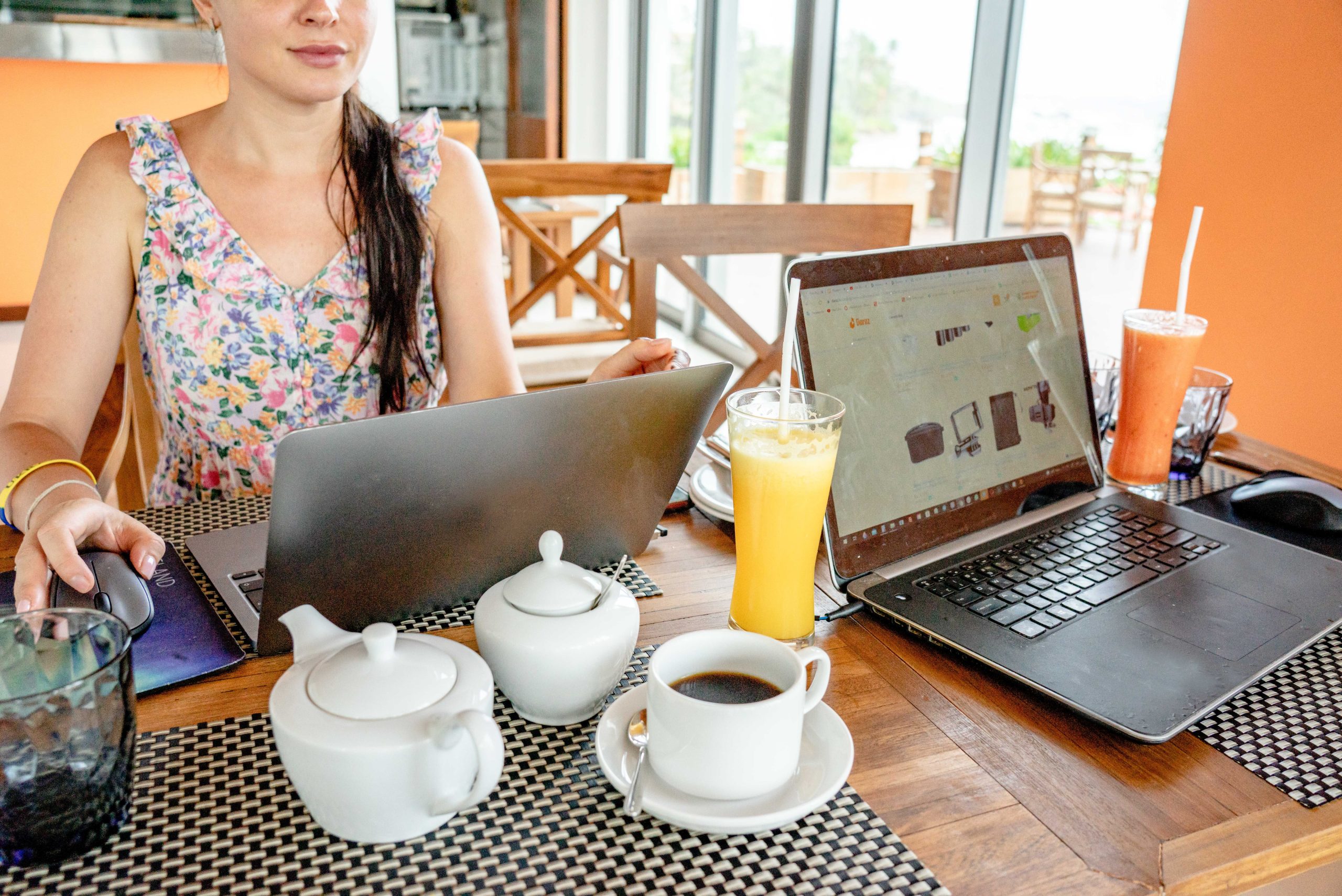 Femme freelance travaillant sur laptop au cafe en remote