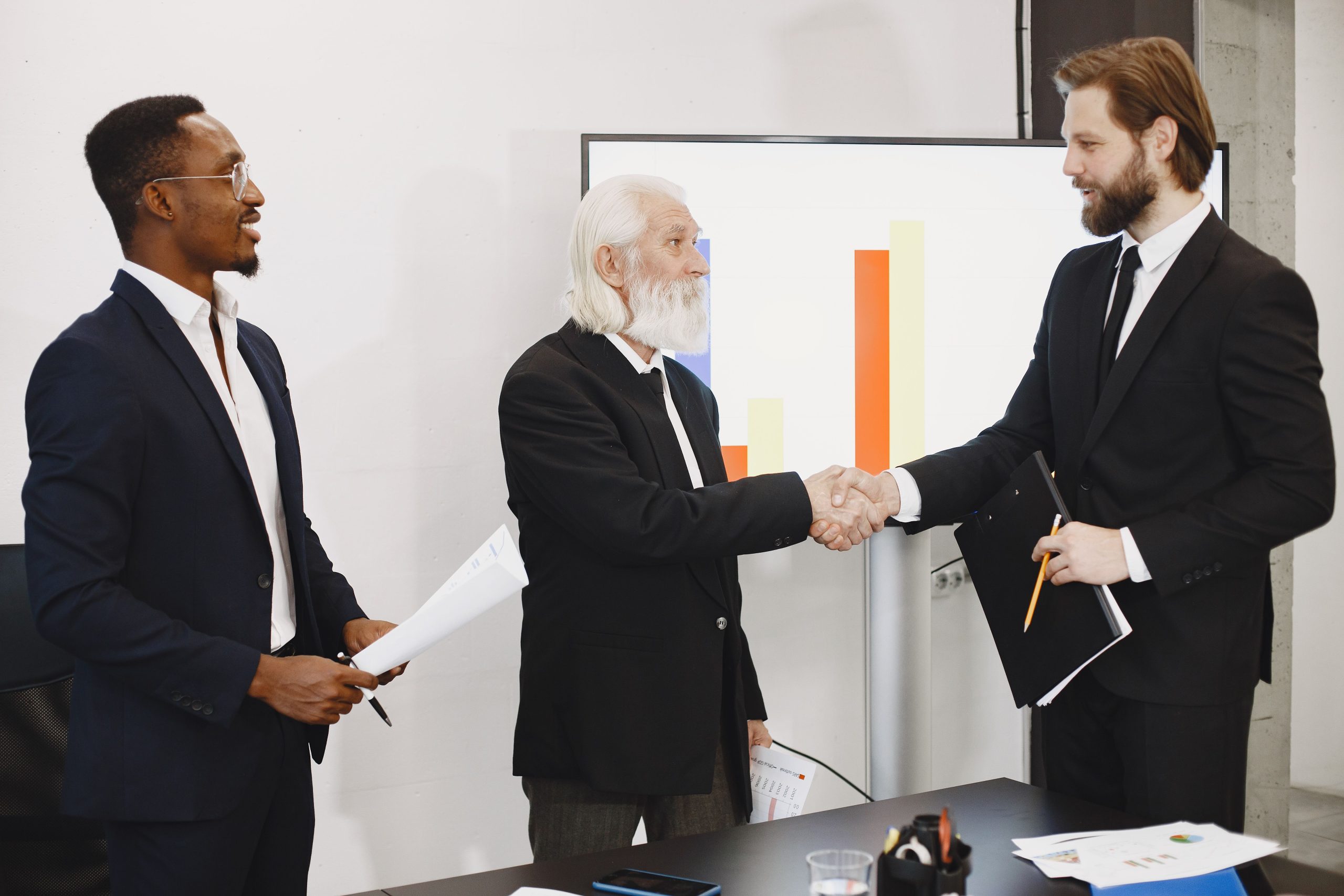 Hommes d'affaires en reunion serrant les mains