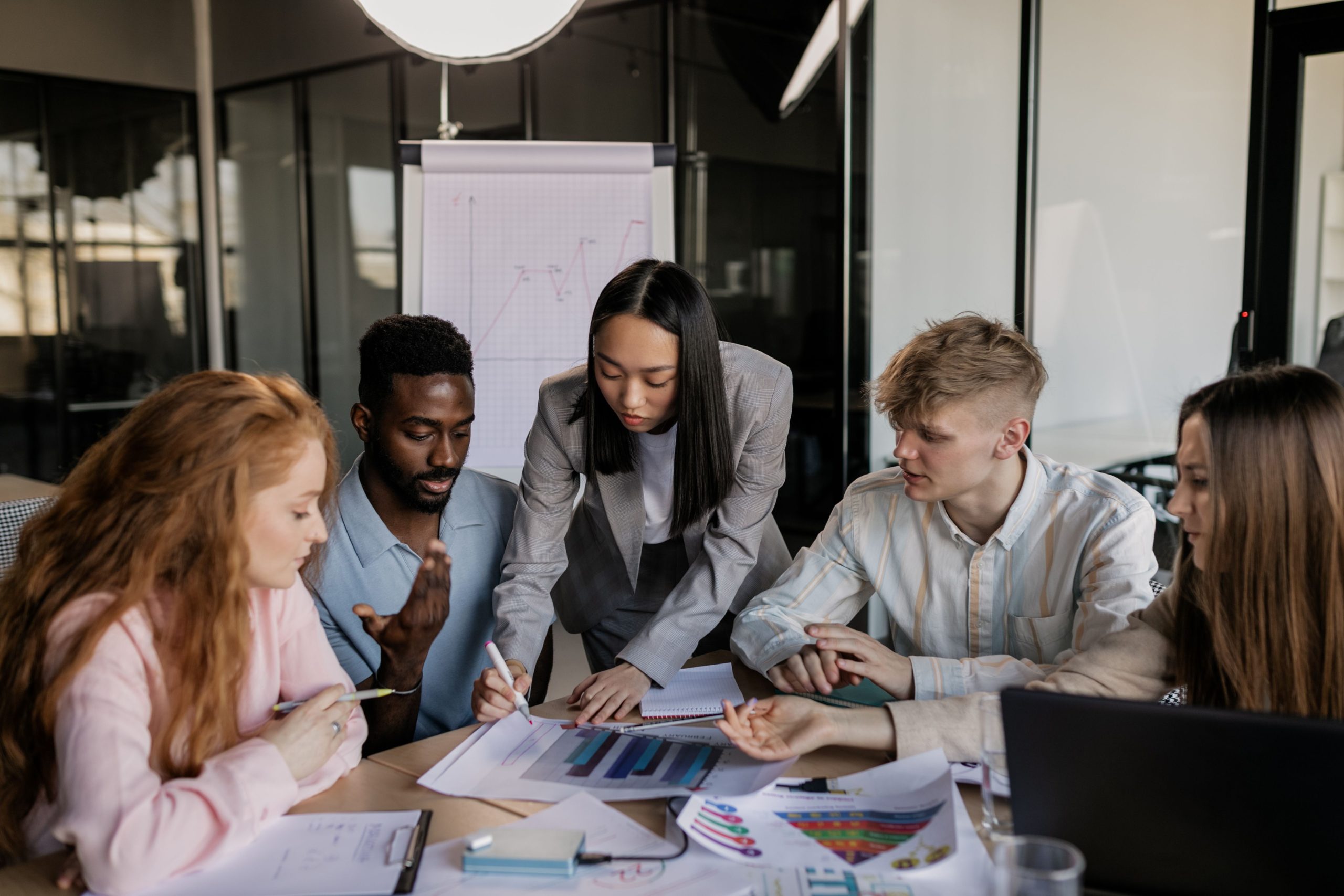 Groupe de professionnels en réunion collaborative moderne