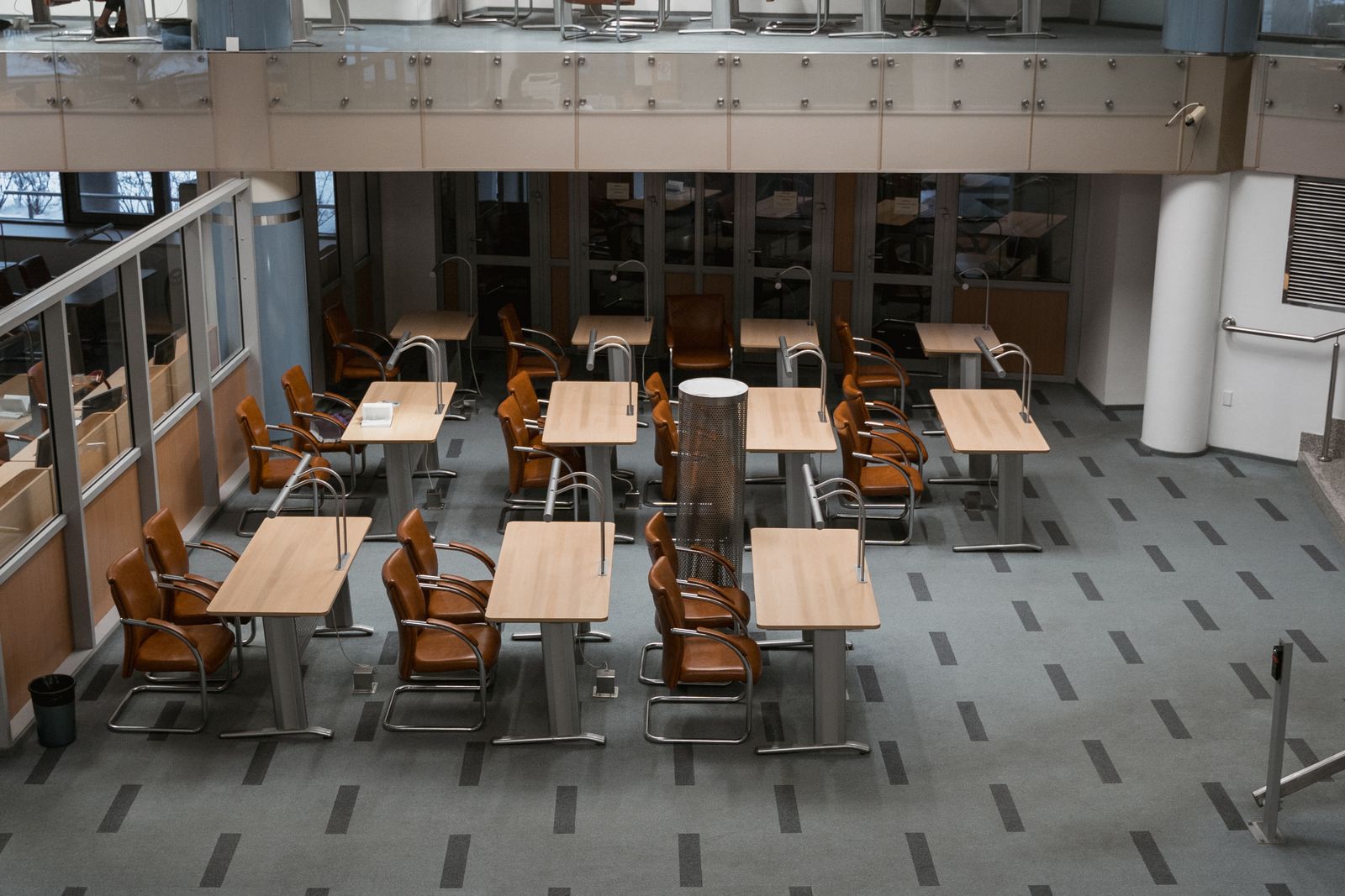 Salle de travail aux tables alignées, vue d’en haut