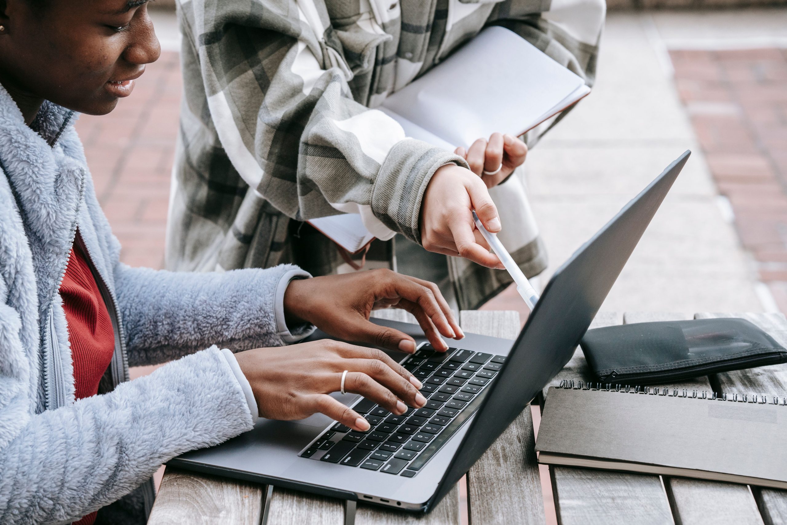 Étudiantes multiethniques travaillant ensemble laptop sur table