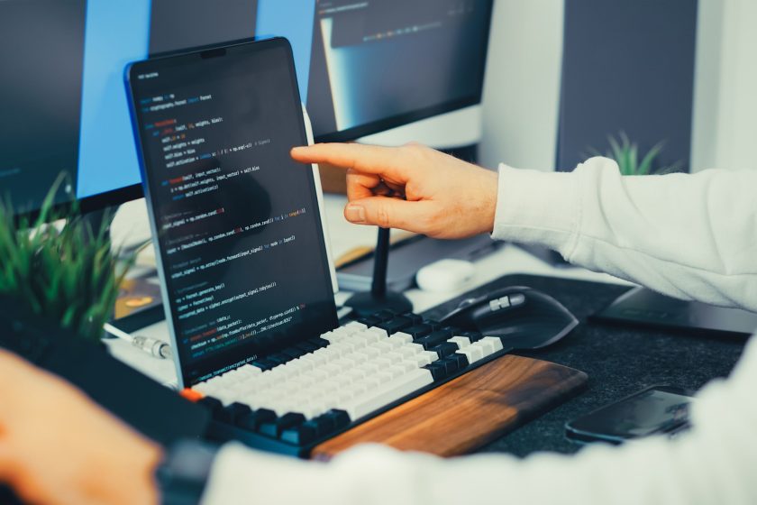 Programmeur travaillant sur code en bureau