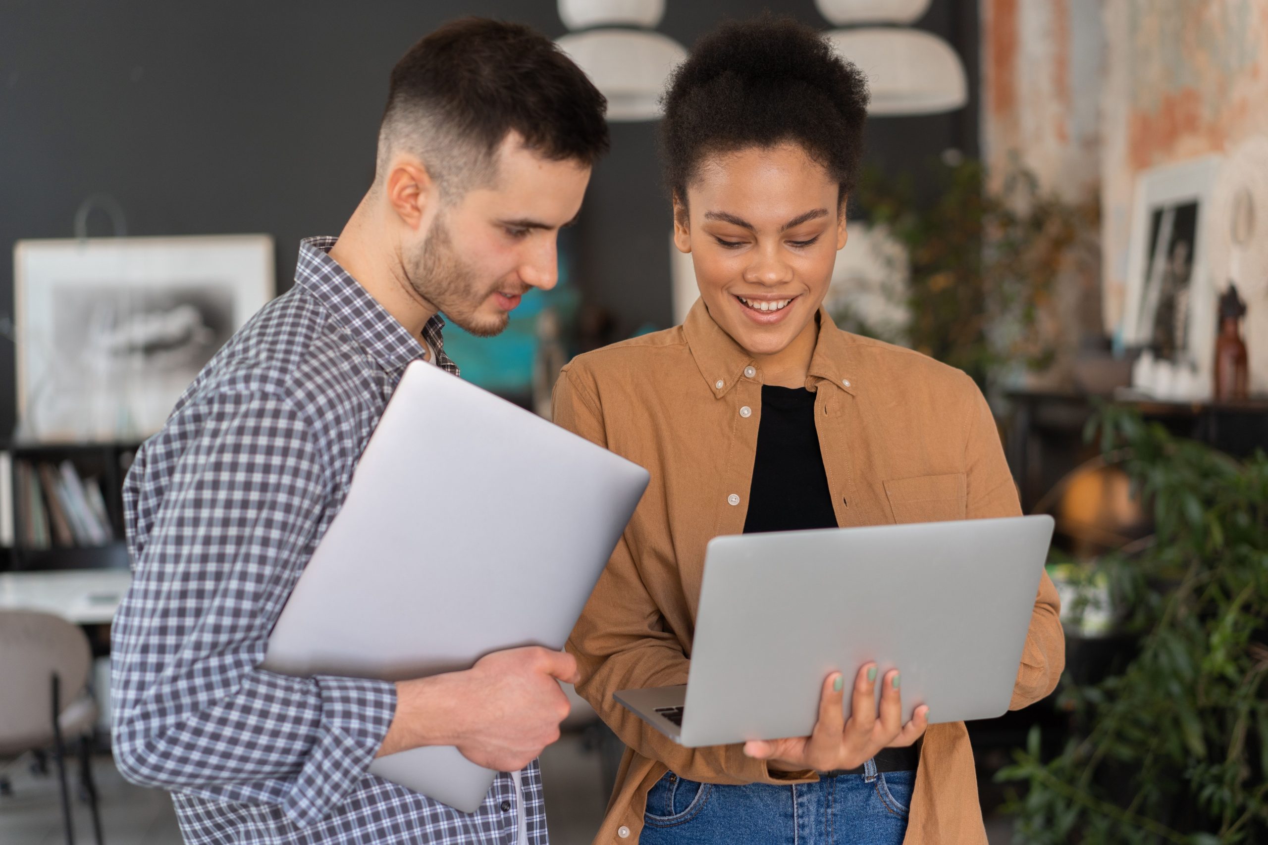 Équipe de collaborateurs travaillant sur des ordinateurs portables