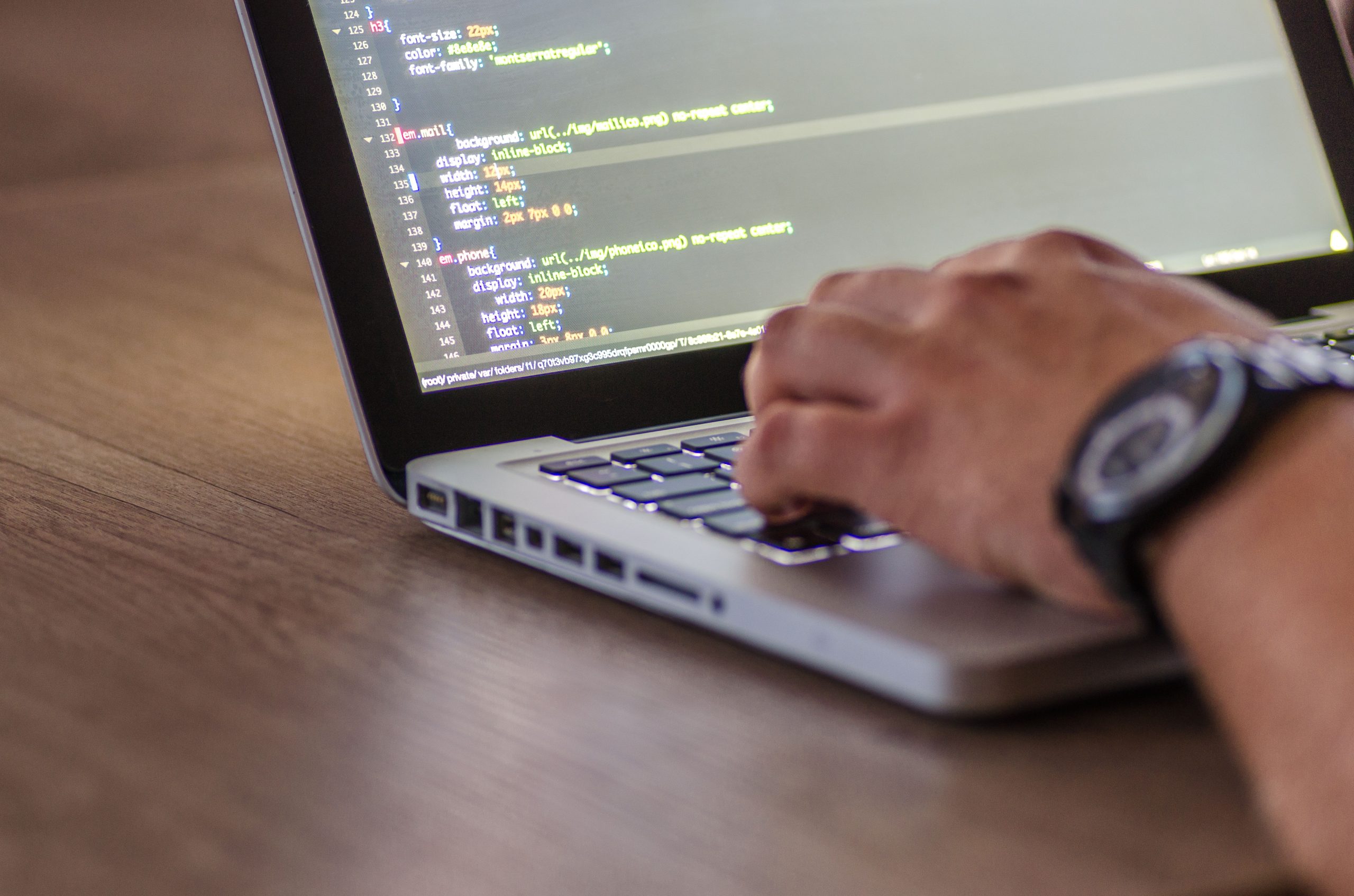 Mains sur clavier lors programmation laptop