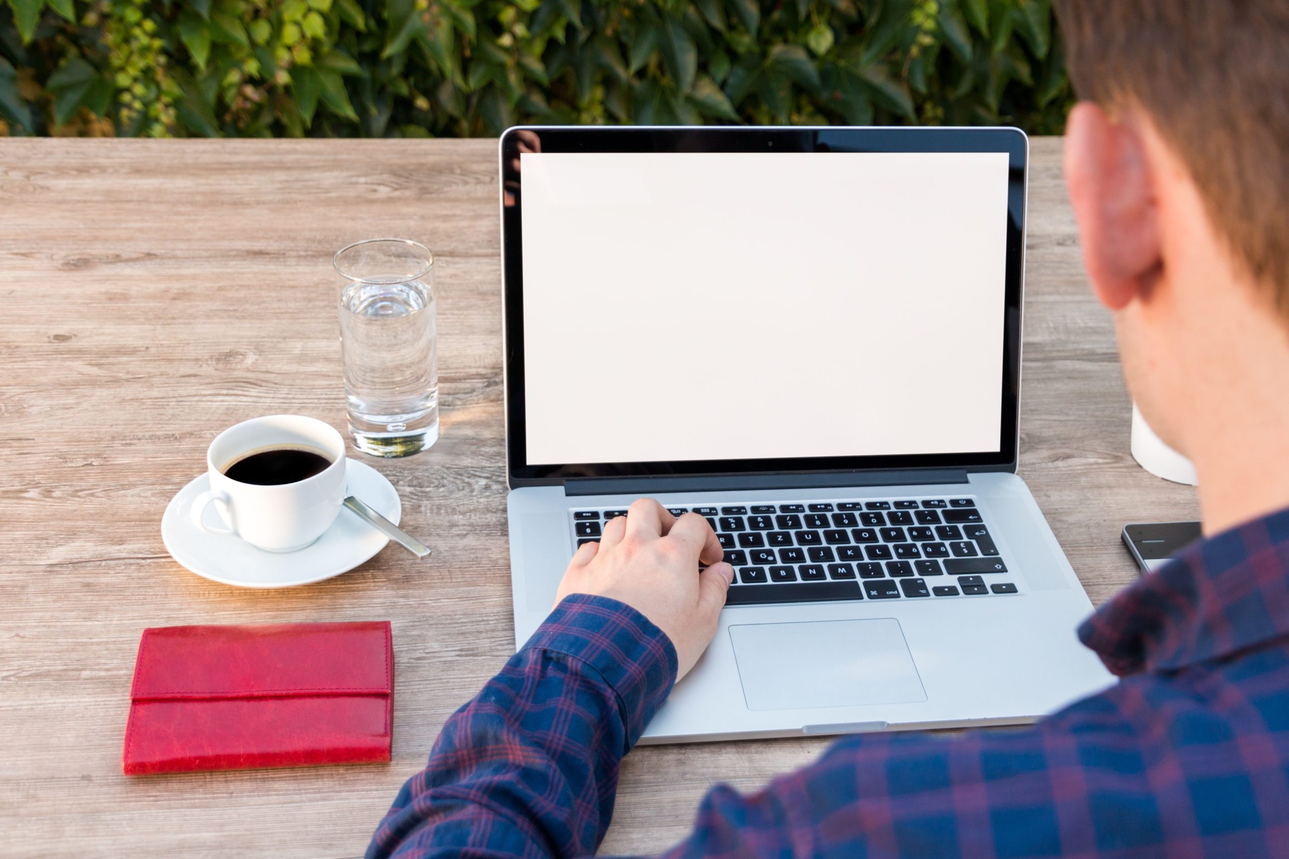 Travail à distance en extérieur avec café chaud