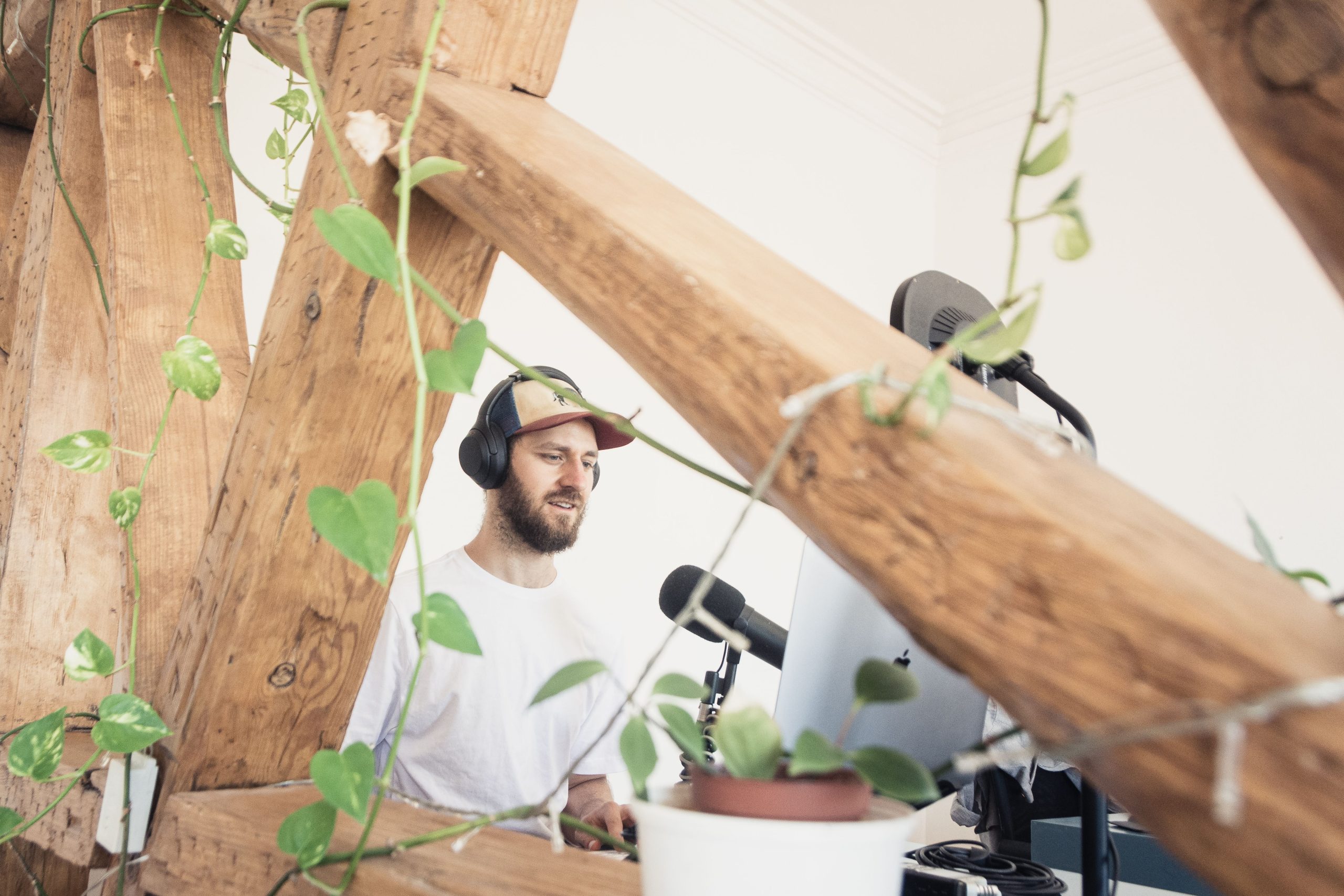 Homme enregistrant un podcast dans un studio lumineux