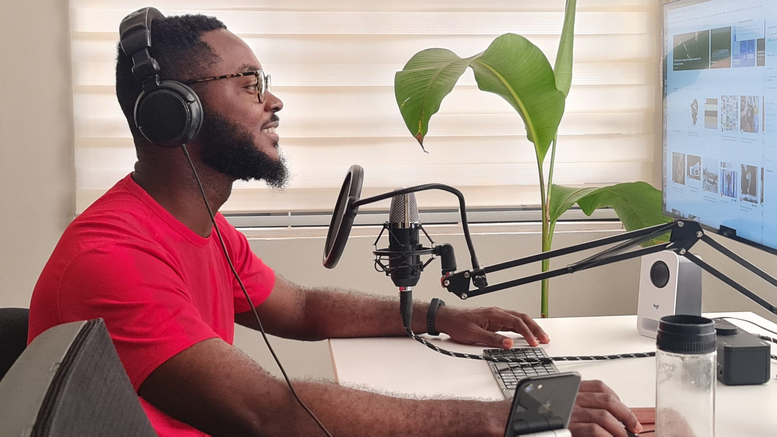 Homme enregistrant un podcast en home studio