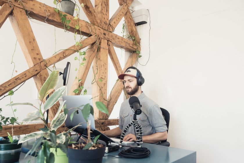 Homme enregistrant un podcast dans un studio moderne